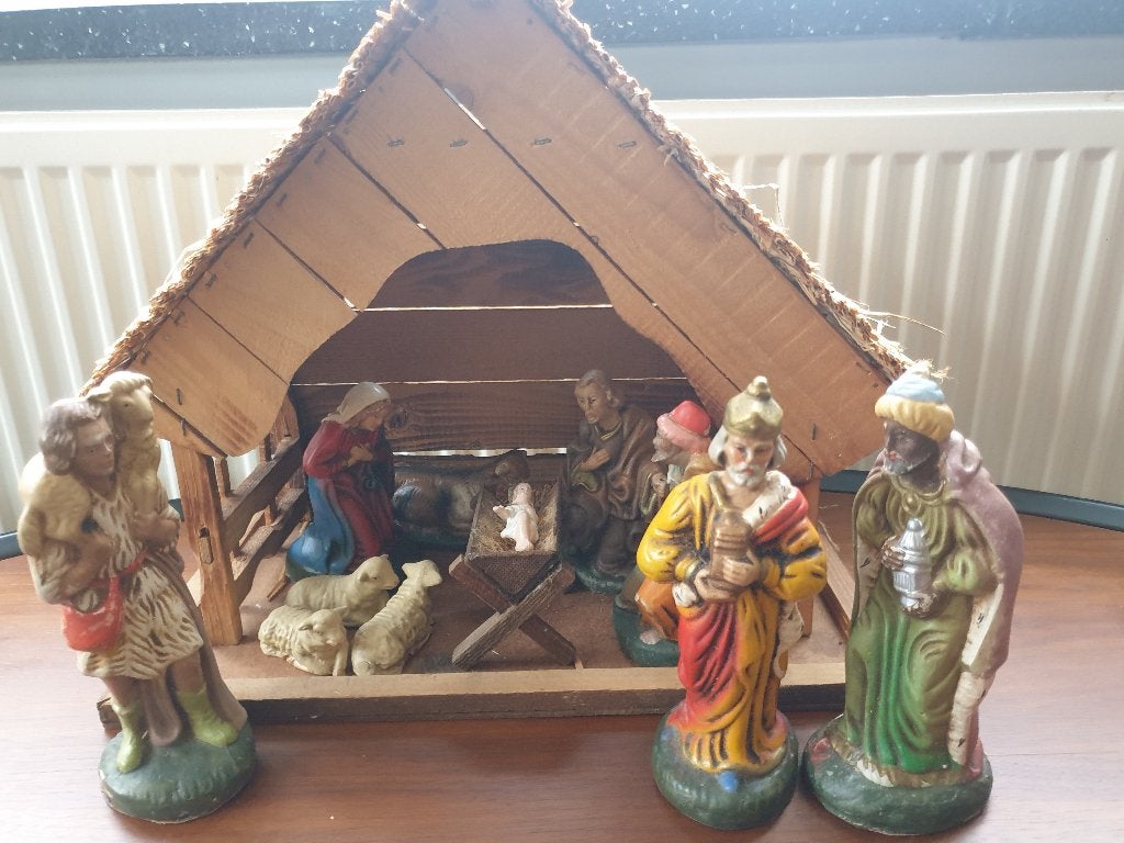 Vintage houten kerststal met 12 early plastic kerstfiguren., Diversen, Ophalen of Verzenden, Gebruikt