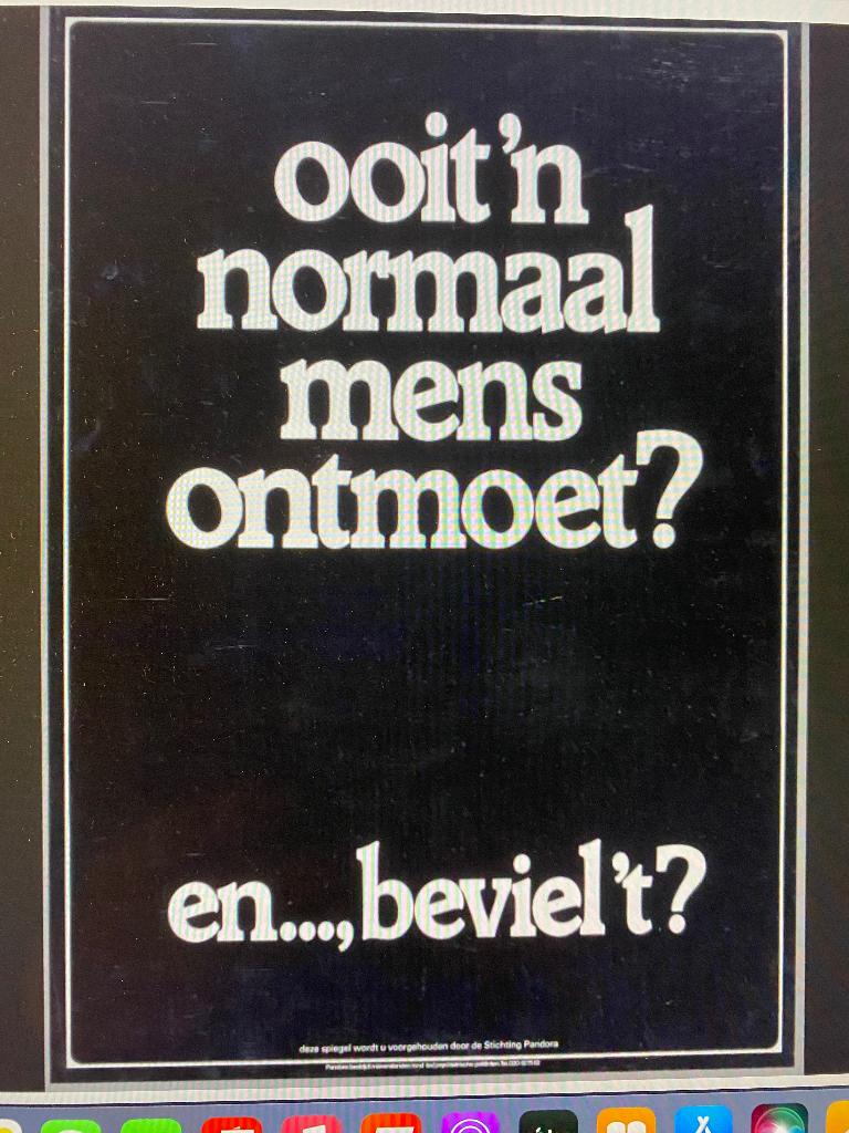 Gezocht affiche "Ooit'n normaal mens ontmoet?en ..beviel't?, Verzamelen, Ophalen of Verzenden, Zo goed als nieuw