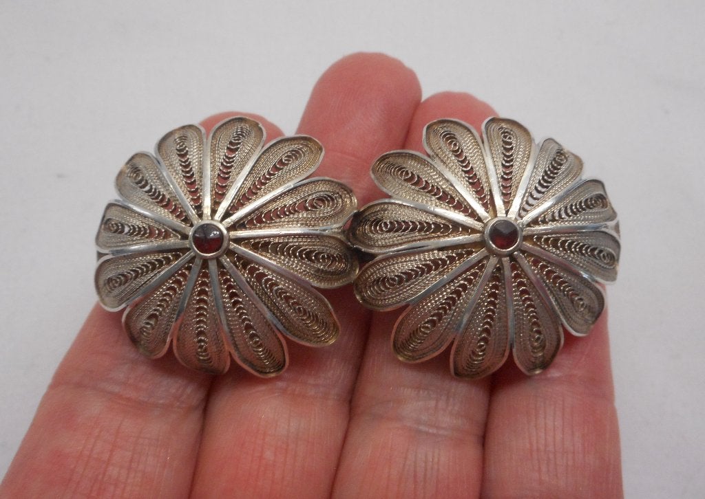 Zilveren filigrain broche bloem met granaat nr.1334, 4 tot 7 cm, Gebruikt, Verzenden, Zilver