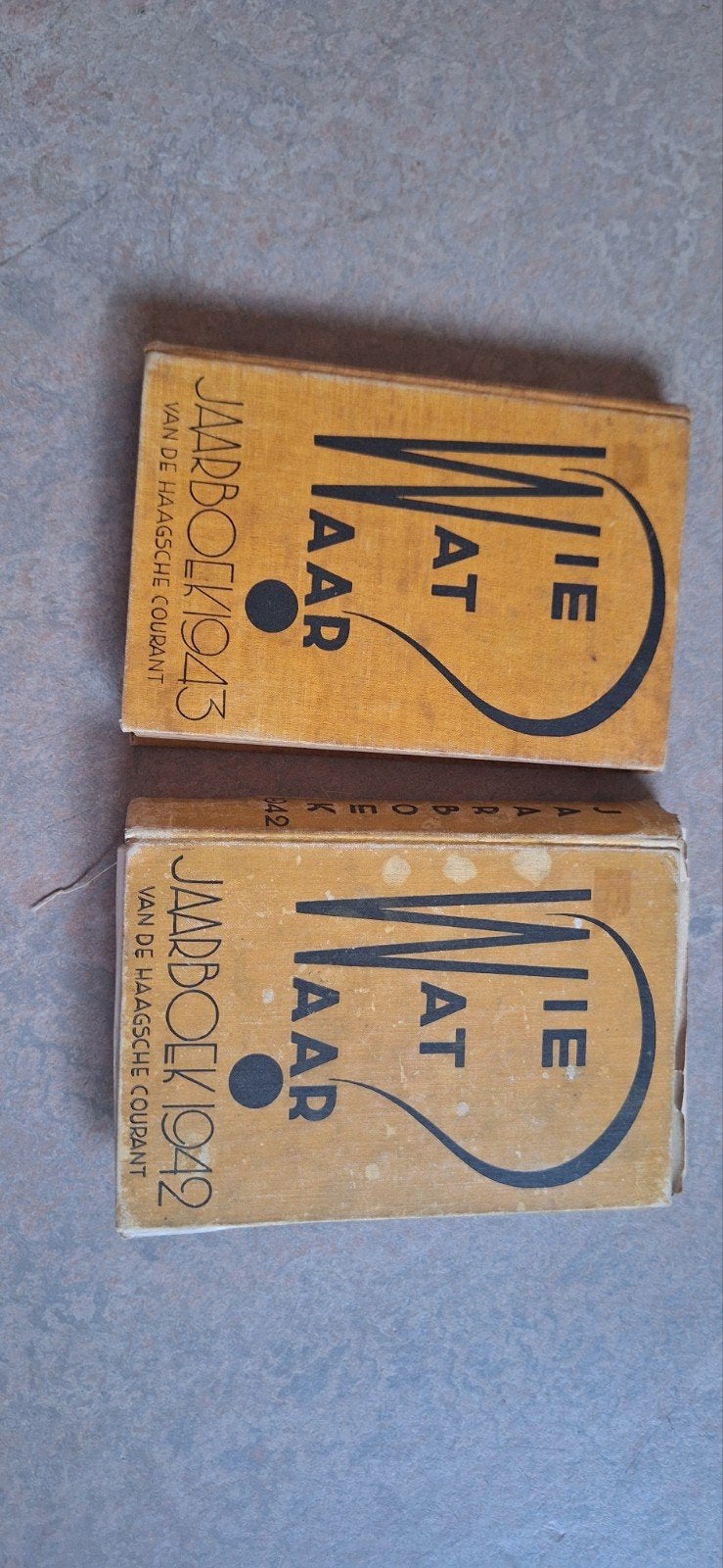 Jaarboek 'Wie Wat Waar' 1942 & 1943 - De Haagsche Courant, Ophalen of Verzenden, Gelezen, Overige typen