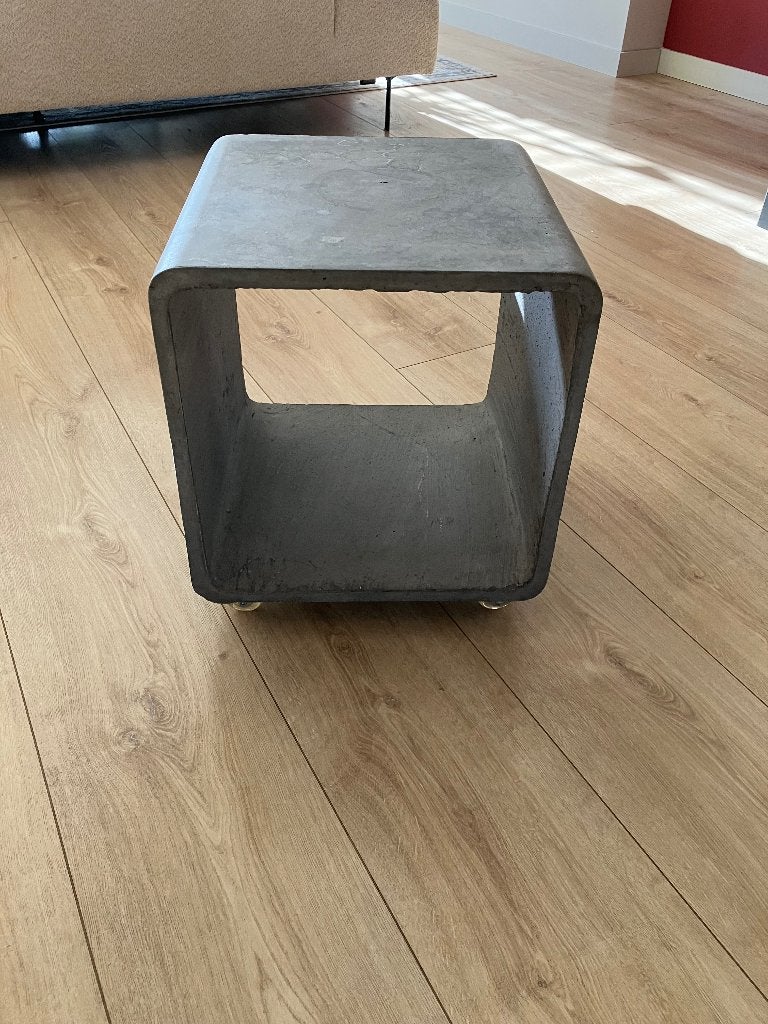 Beton tafeltje op wieltjes 40x47cm, Ophalen, Minder dan 50 cm, Gebruikt, Vierkant