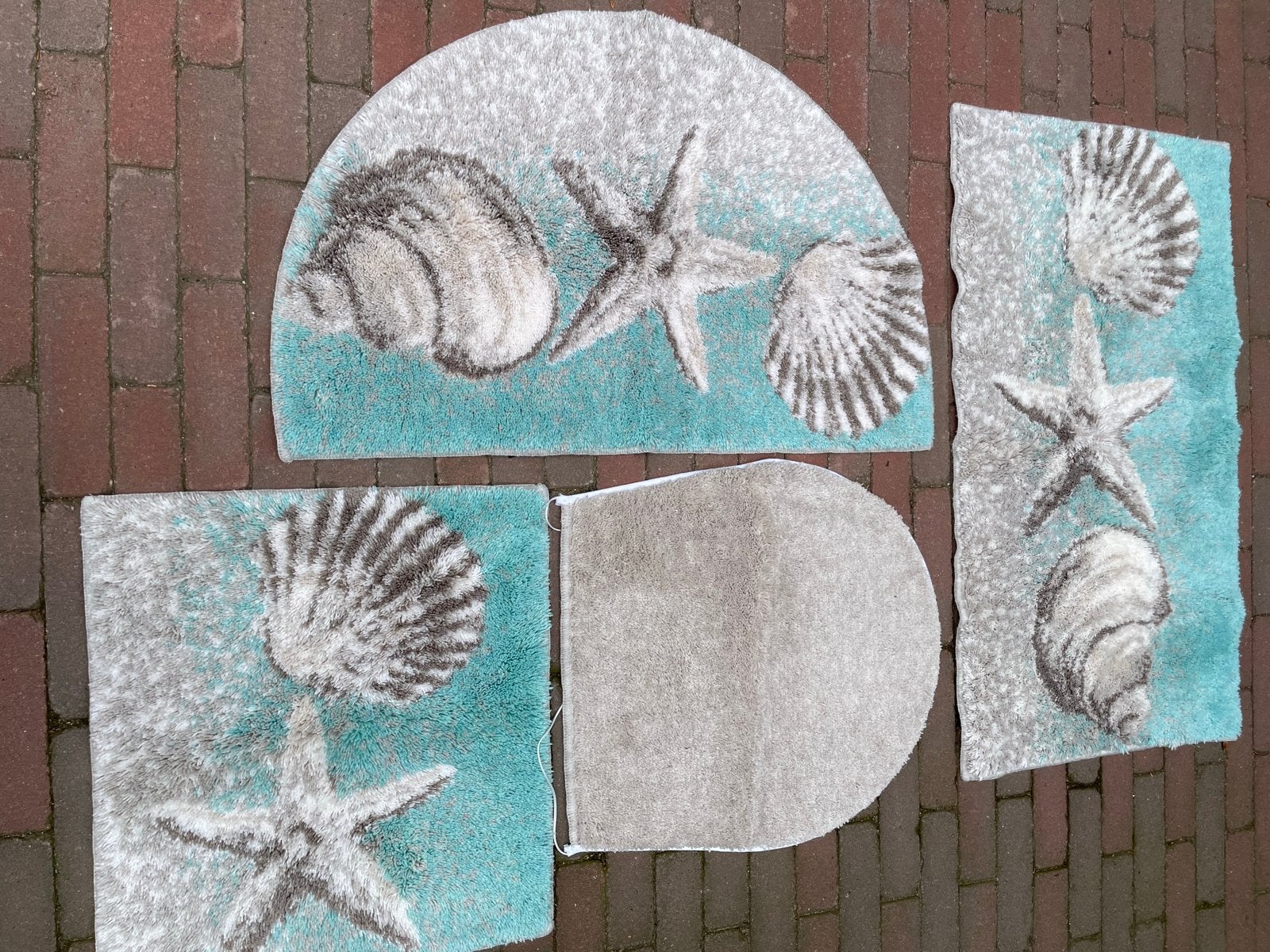 Complete 4-delige badmattenset met schelpen en zeesterren, Huis en Inrichting, Meerkleurig, Overige merken, Ophalen of Verzenden