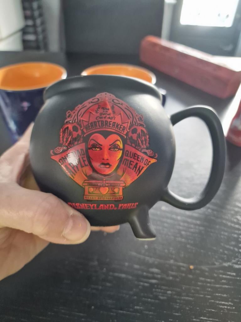 Disney mok Disneyland Parijs - Queen of Mean, Verzamelen, Disney, Ophalen of Verzenden, Sneeuwwitje of Doornroosje, Nieuw, Servies