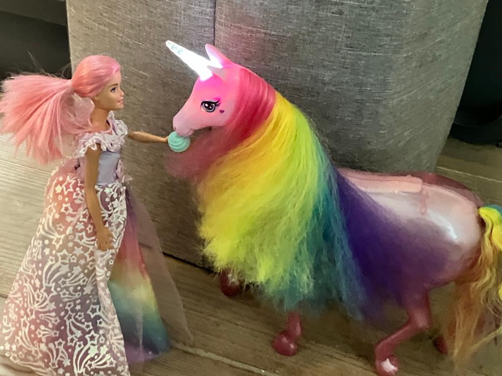 Barbie met eenhoorn, regenboogjurk en roze haar, Dieren en Toebehoren