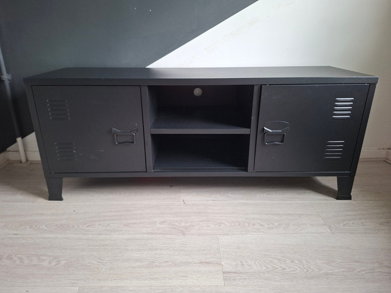 Zwart  tv-meubel met opbergruimte, Huis en Inrichting, Kasten | Televisiemeubels, Ophalen, Gebruikt, 100 tot 150 cm, Overige materialen