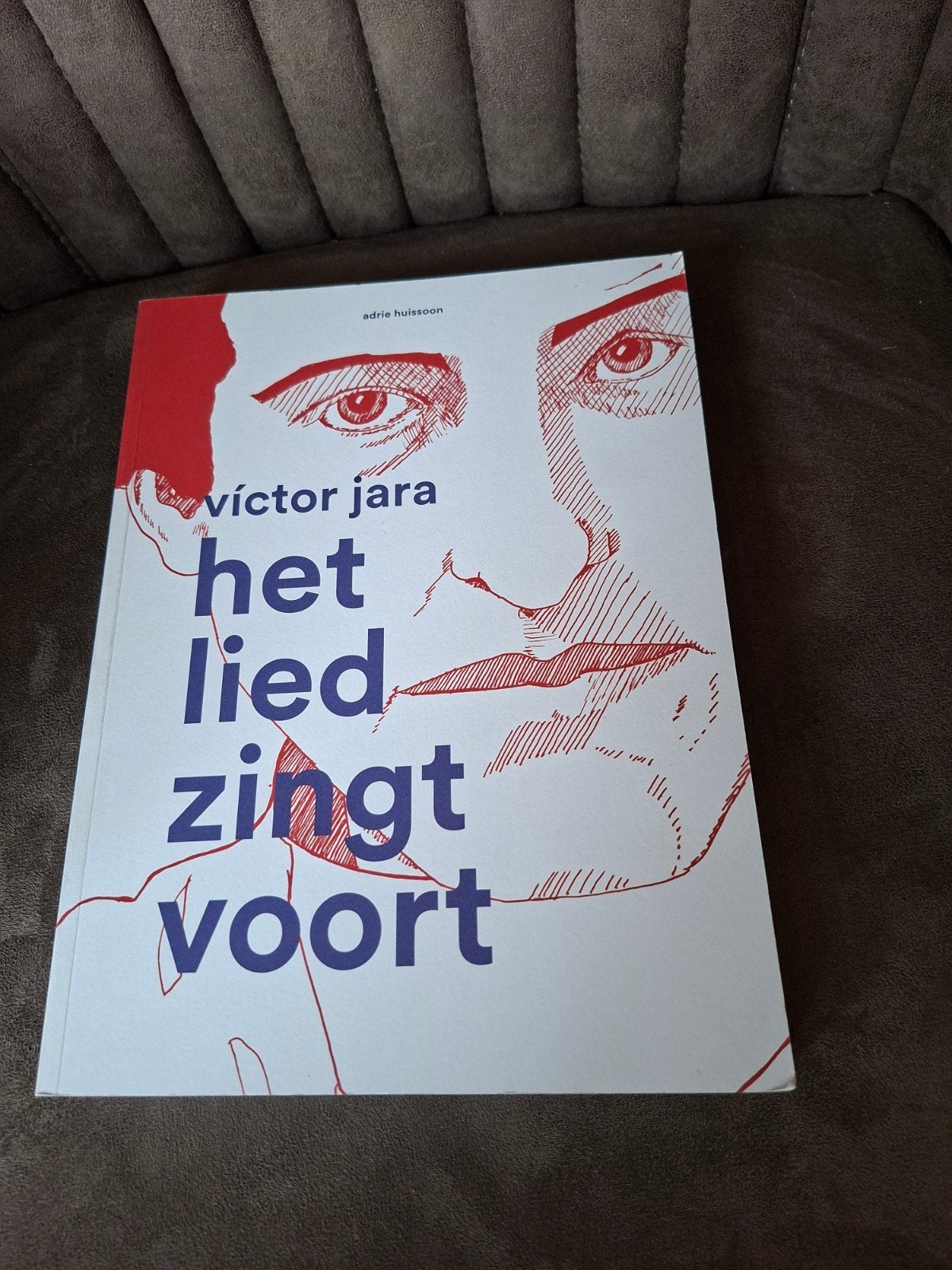 Victor Jara: Het Lied Zingt Voort - Adrie Huissoon, Ophalen of Verzenden, Zo goed als nieuw, Adrie Huissoon, Nederland