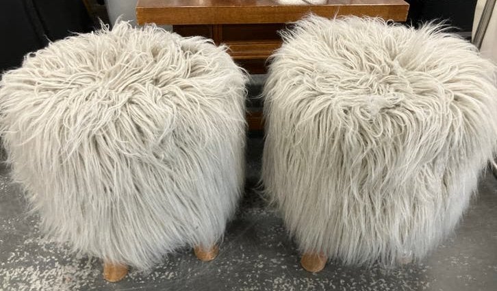 Set van 2 pluizige poefjes - wit/crème, Huis en Inrichting, Minder dan 50 cm, Gebruikt, Rond, Ophalen of Verzenden
