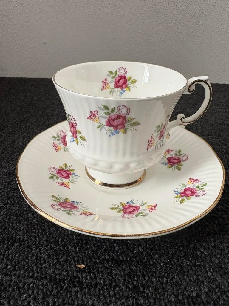 Elizabethan Fine Bone China Kop en Schotel - Rozen, Ophalen of Verzenden