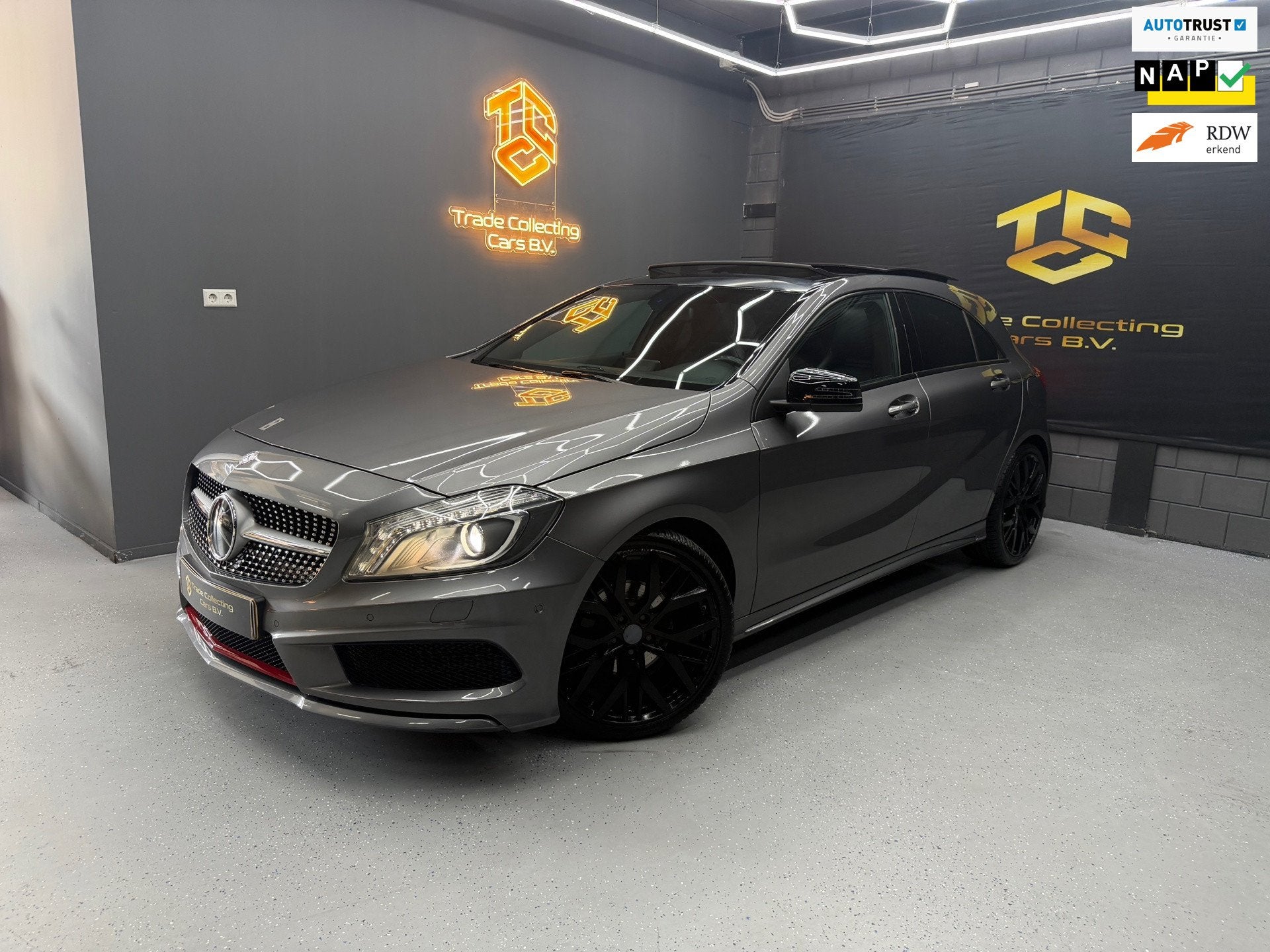 Mercedes-Benz A-klasse 180 AMG Night PAKKET INTRIEUR EXTRIEU, Auto's, Traction-control, Gebruikt, 4 cilinders, 122 pk