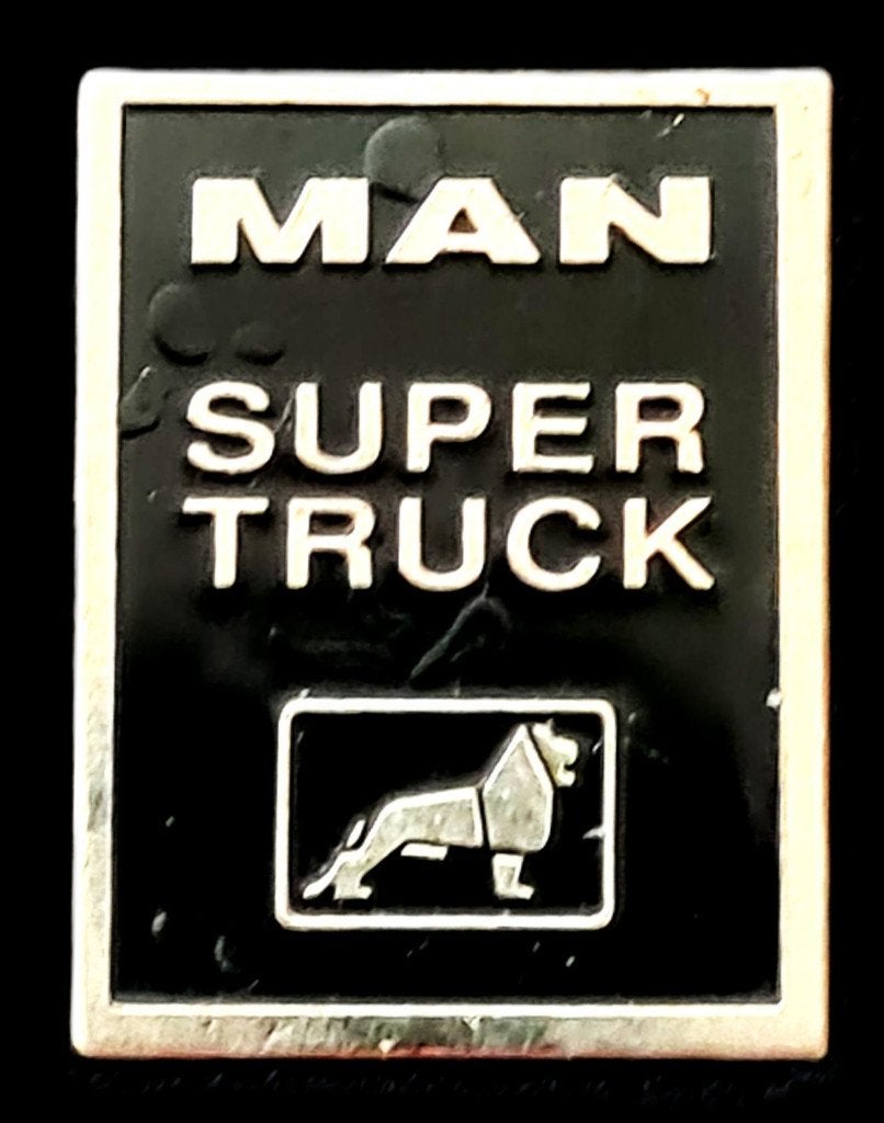 M.A.N. pin- langw. donker grijs gelaktv.k.k., Verzamelen, Verzenden, Zo goed als nieuw, Transport, Speldje of Pin