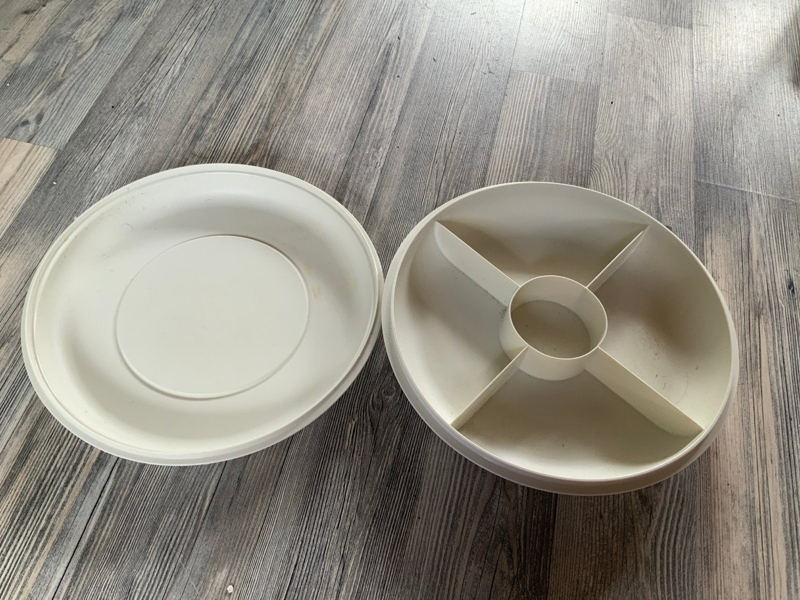 Tupperware Serveerschaal met 4 vakken en deksel, Gebruikt, Schaal, Ophalen of Verzenden, Met deksel