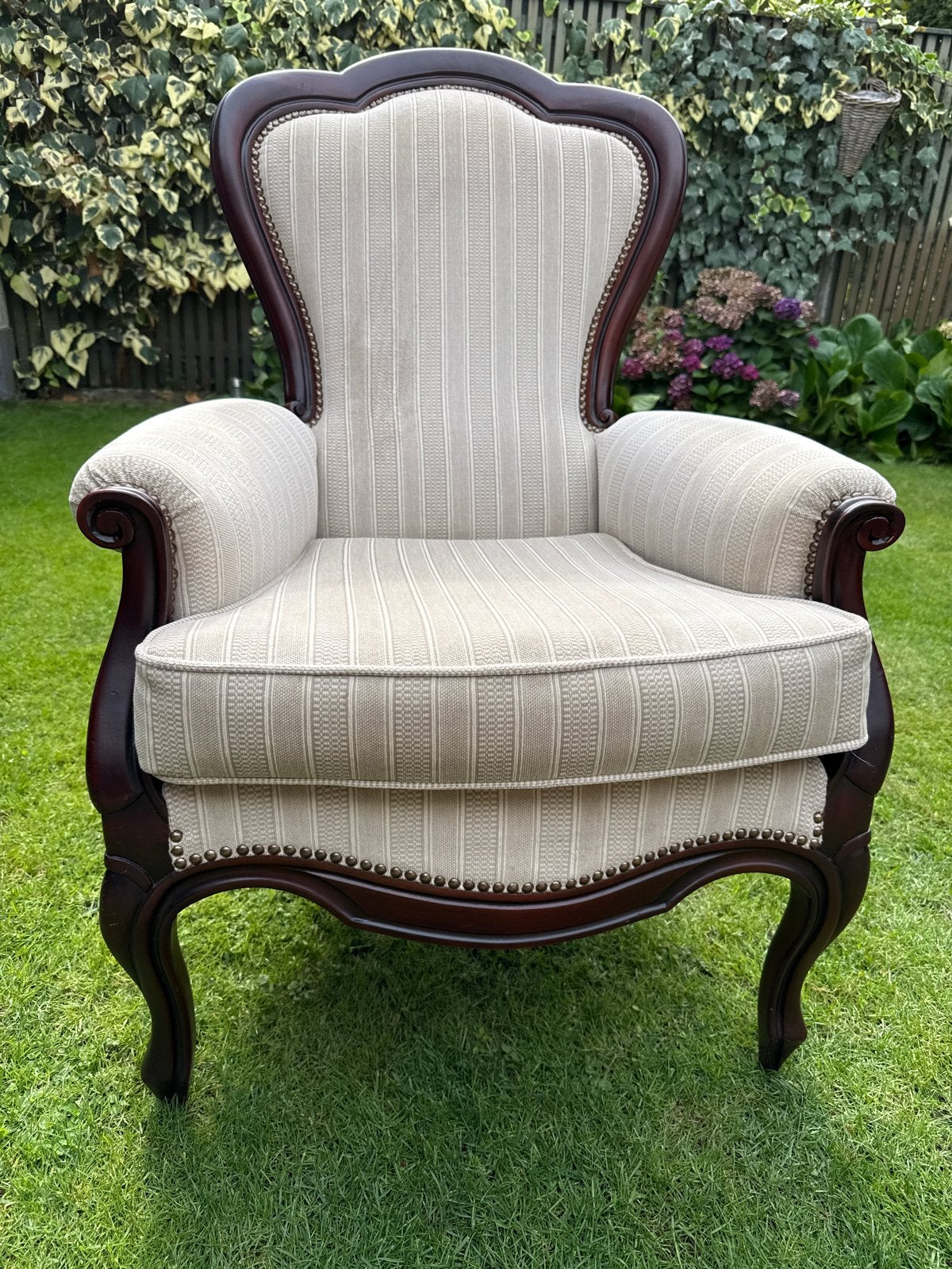 Elegante fauteuil in klassieke stijl, Ophalen
