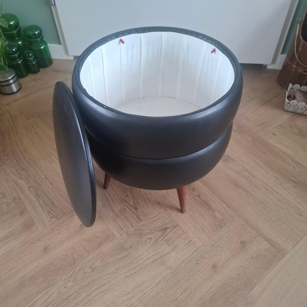 Vintage zwarte poef met opbergruimte en houten poten, Minder dan 50 cm, Gebruikt, Minder dan 50 cm, Ophalen