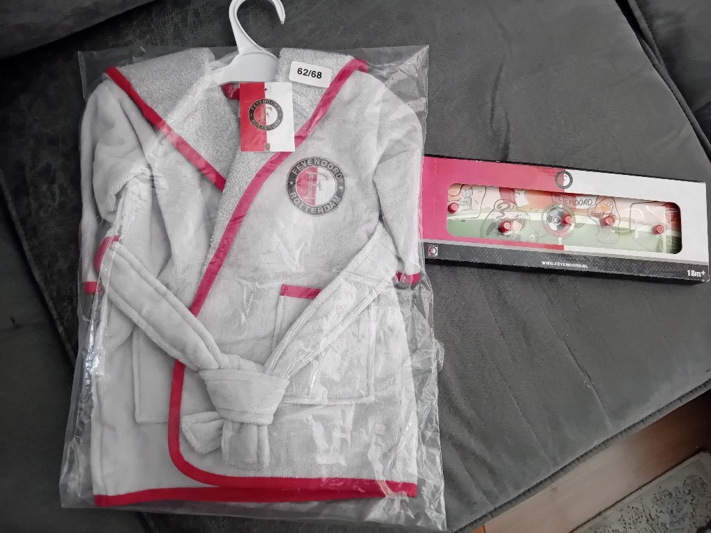 Feyenoord baby badjas + puzzel in 1 koop voor 20 euro, Maat XL, Ophalen, Nieuw, Shirt
