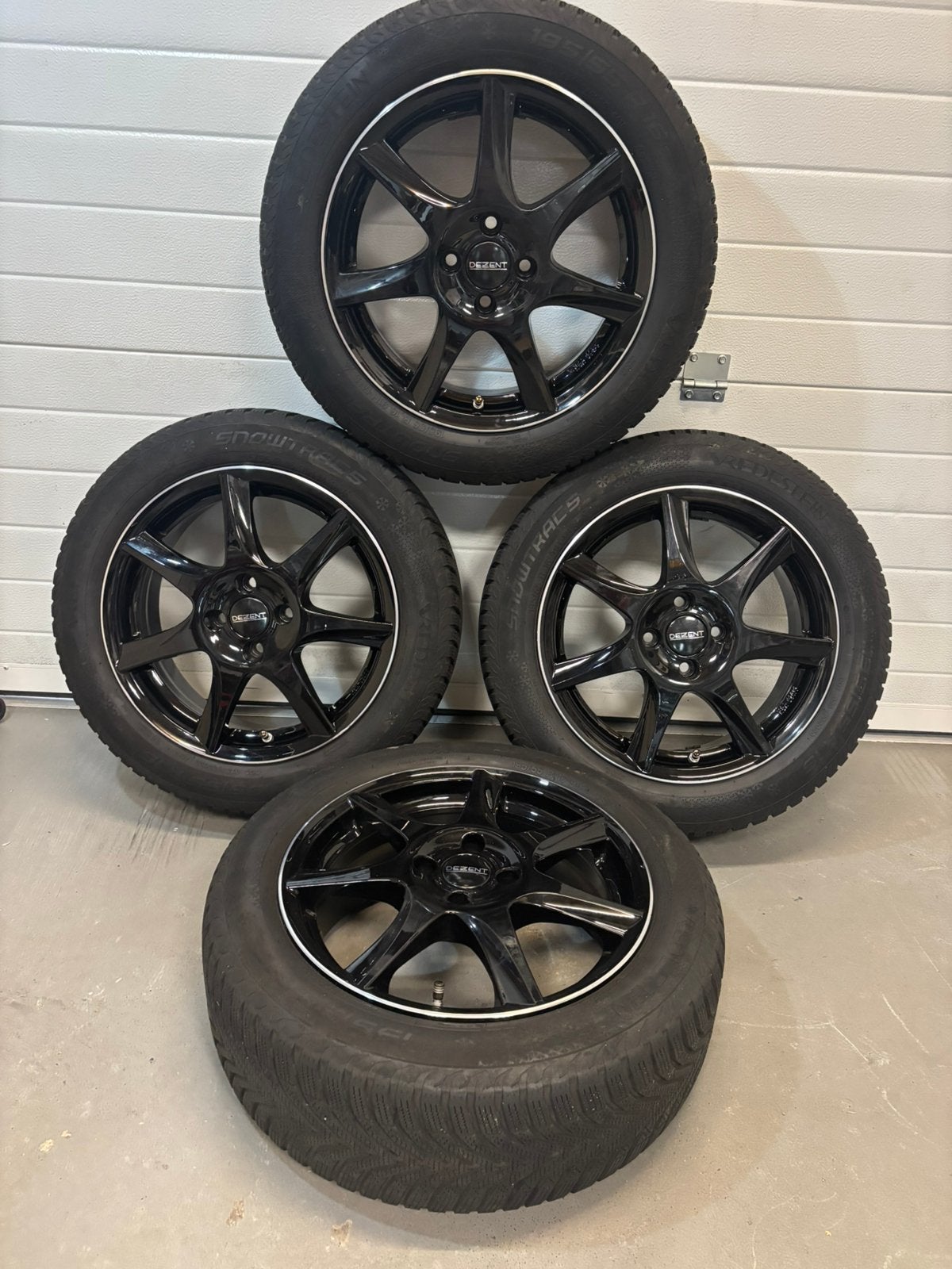 Glans zwarte Dezent wielen met winterbanden, 195/55/R16, Ophalen, Gebruikt, 16 inch, Banden en Velgen