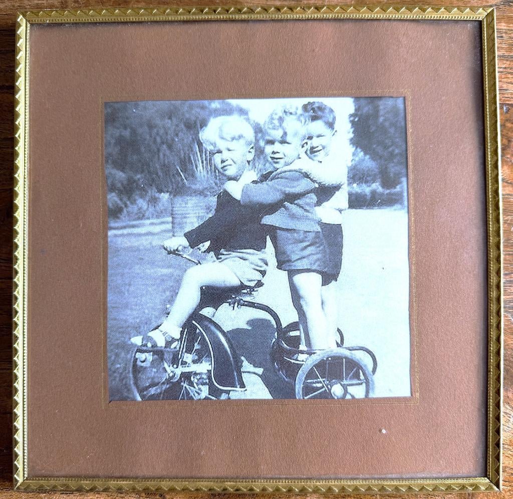 Oud fotolijstje met goudkleurige, fraai bewerkte rand (1000), Antiek en Kunst, Antiek | Woonaccessoires, Ophalen of Verzenden