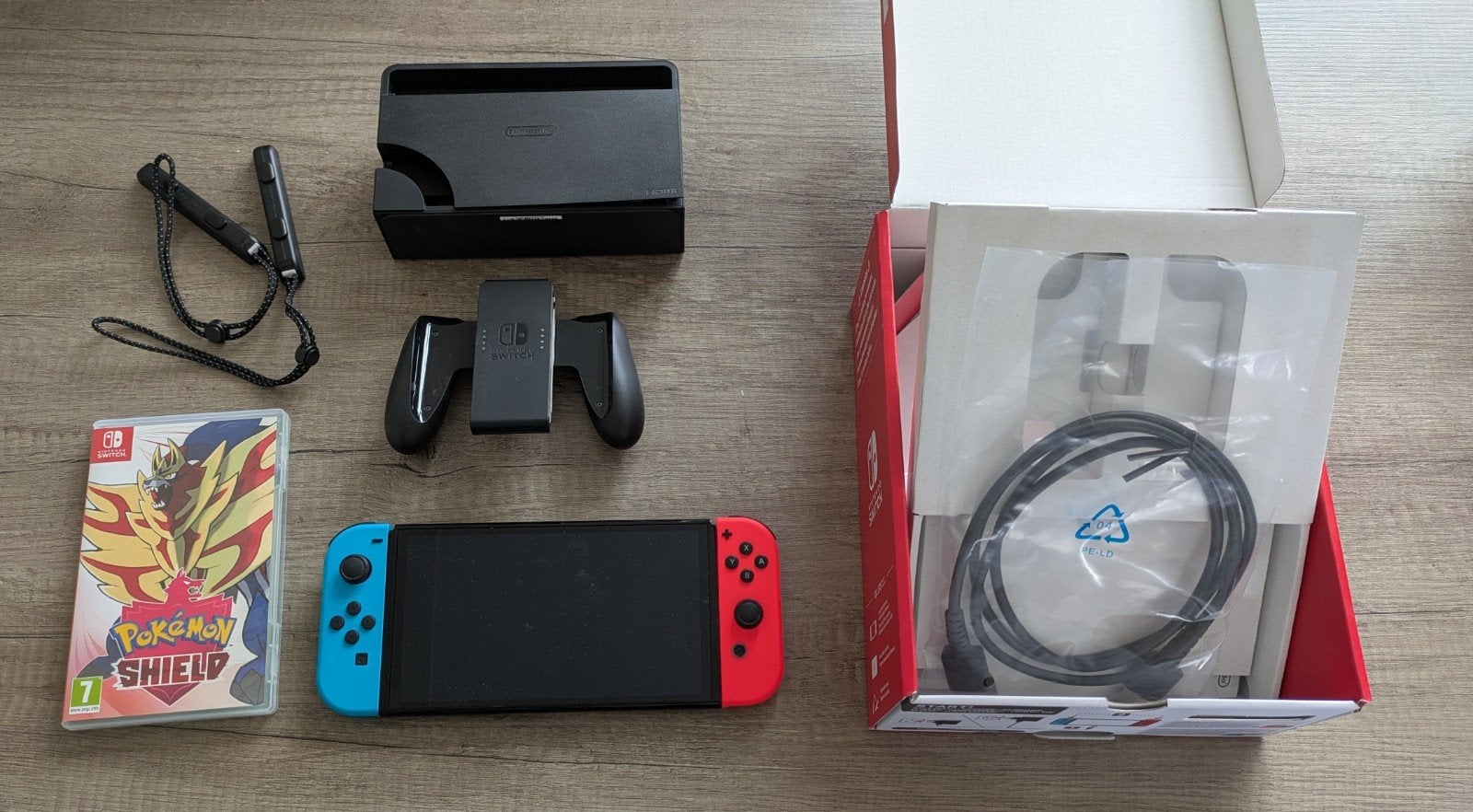 Switch OLED + pokemon shield, Met games, Zo goed als nieuw, Met 1 controller, Switch OLED