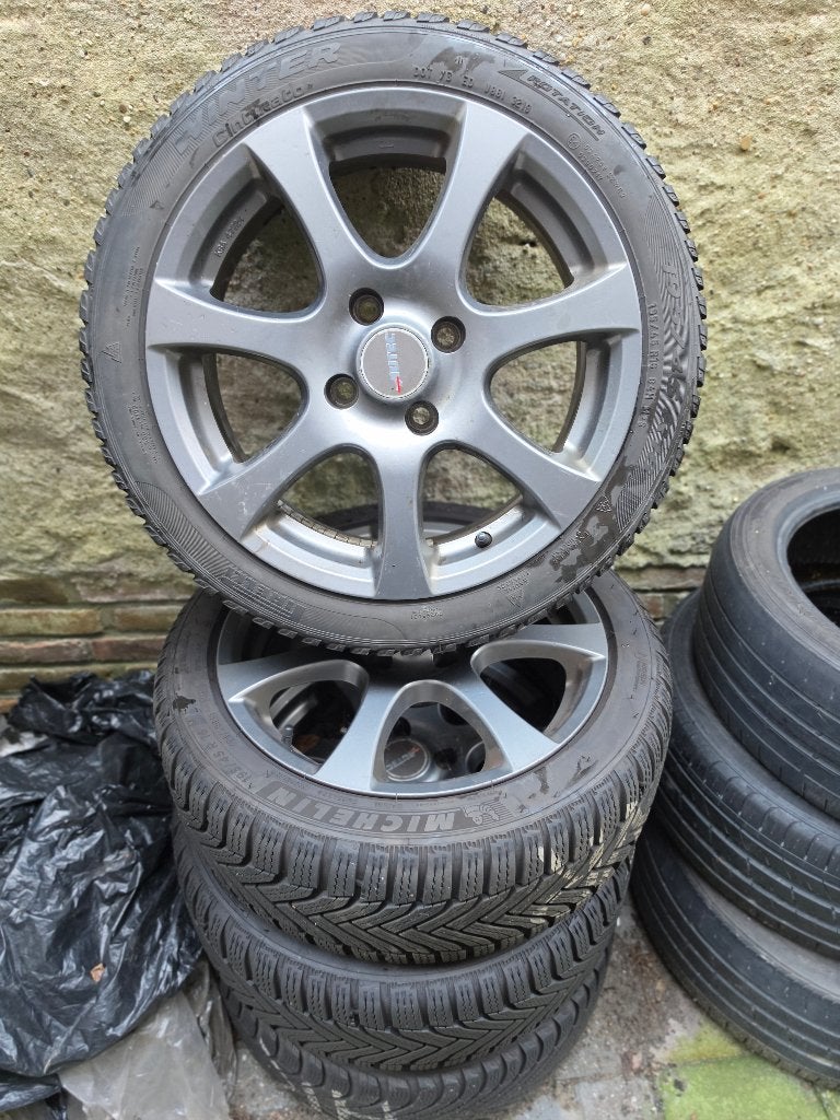 Velgen Ford Fiesta 2010 met pirelli winterbanden, Ophalen, Gebruikt, Velg(en), 16 inch