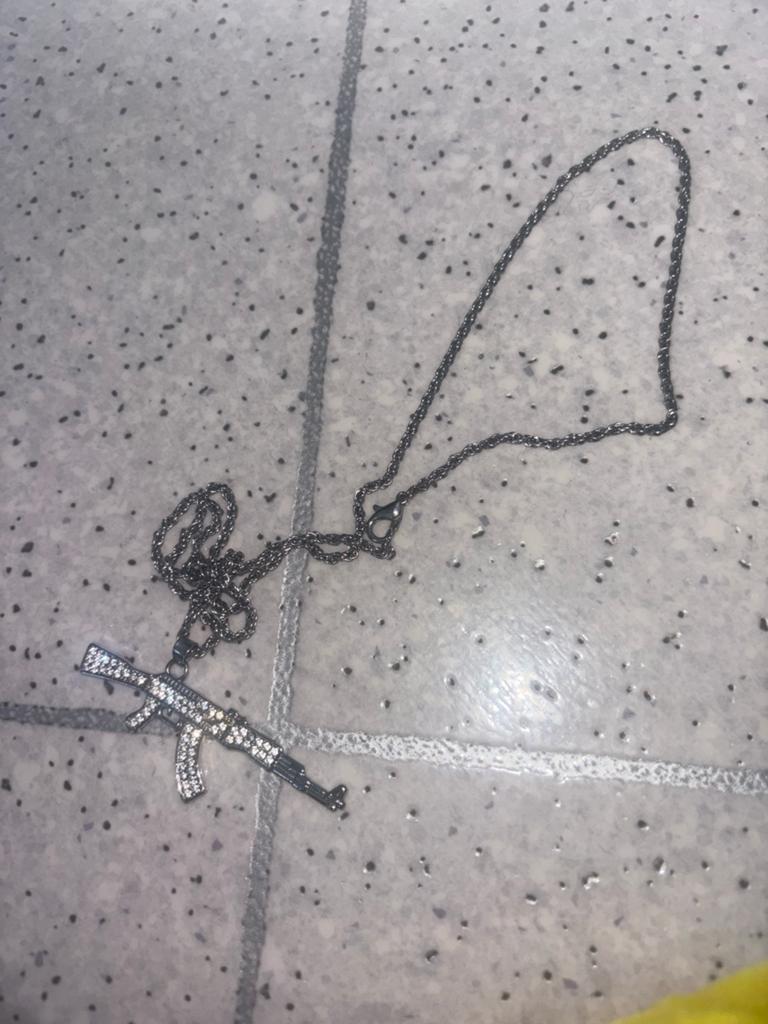 AK-47 ketting met strass steentjes, Gebruikt, Ophalen of Verzenden, Zilver, Overige materialen