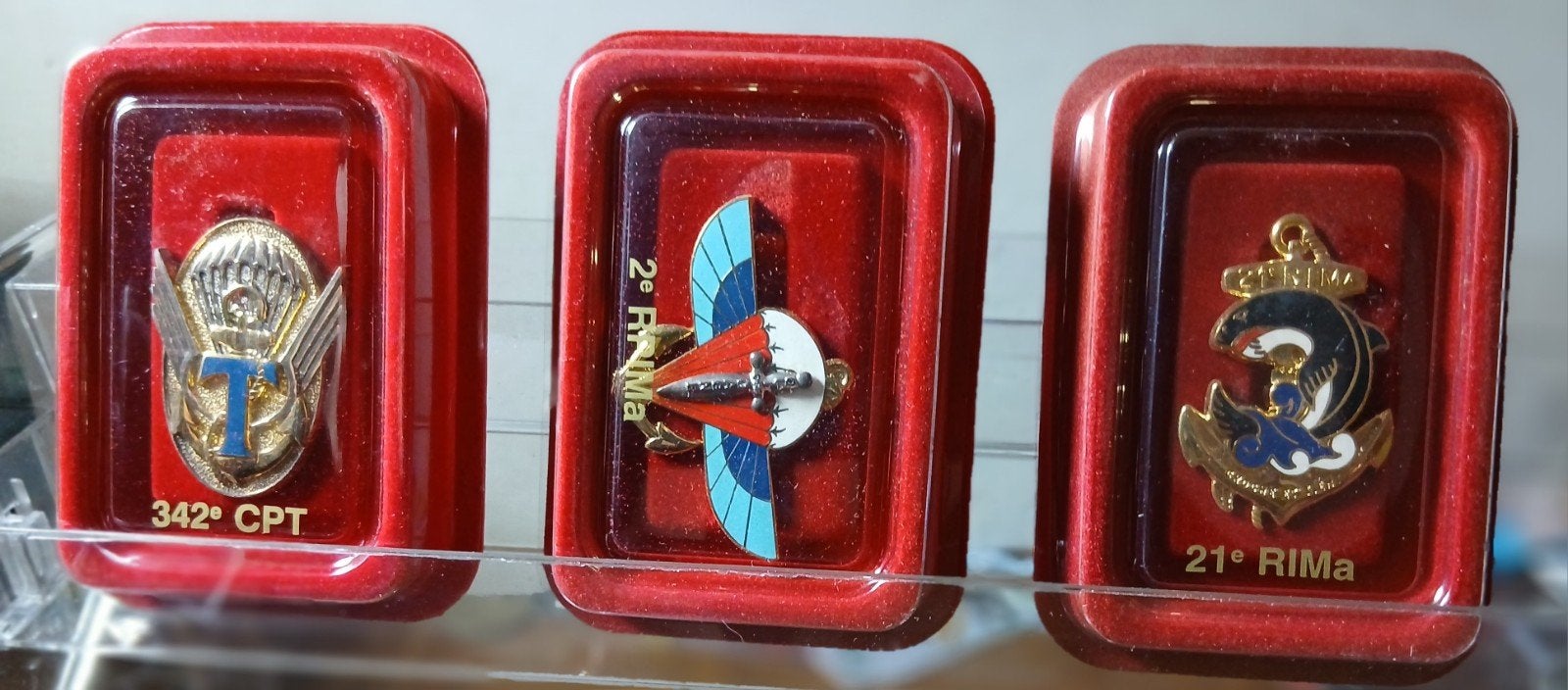 Set van 3 militaire pins/speldjes, Atlas Editions, Verzamelen, Ophalen of Verzenden, Zo goed als nieuw, Overige onderwerpen, Speldje of Pin