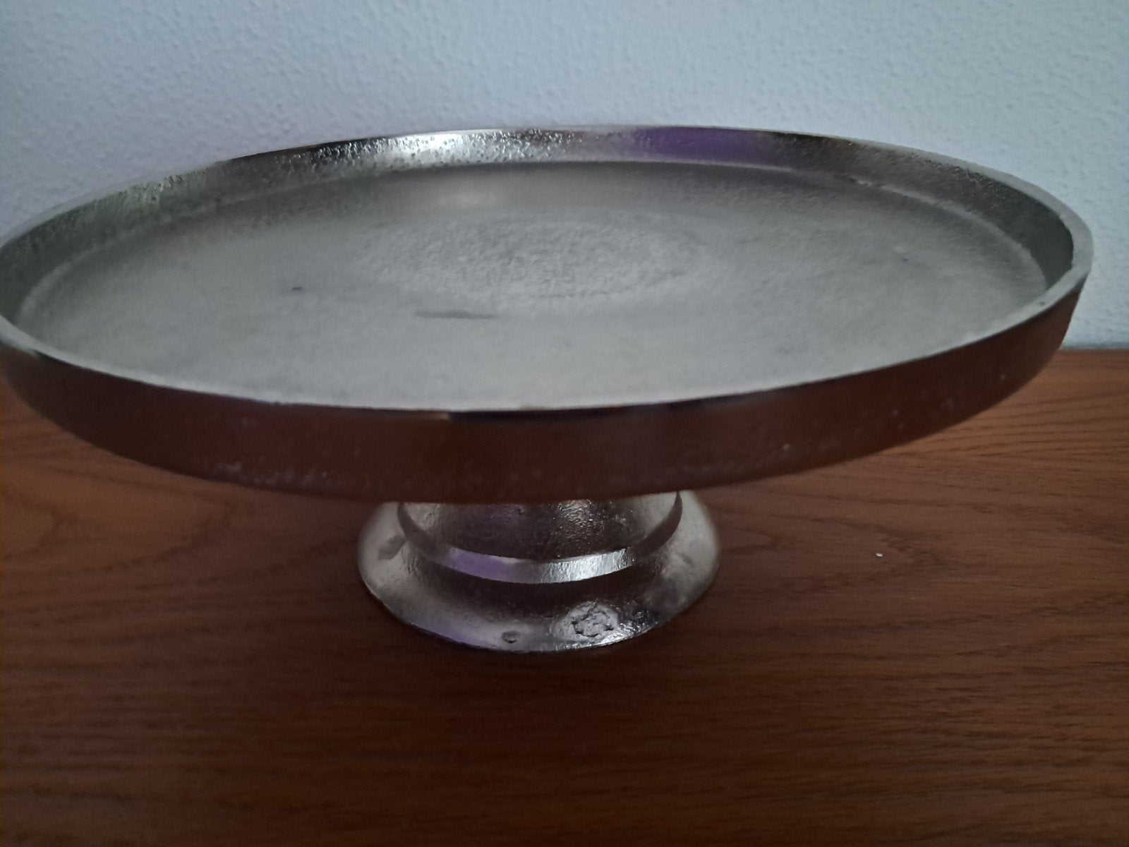Zilverkleurig aluminium taartplateau op voet met rand., Huis en Inrichting, Ophalen of Verzenden, Zo goed als nieuw, Taartplateau