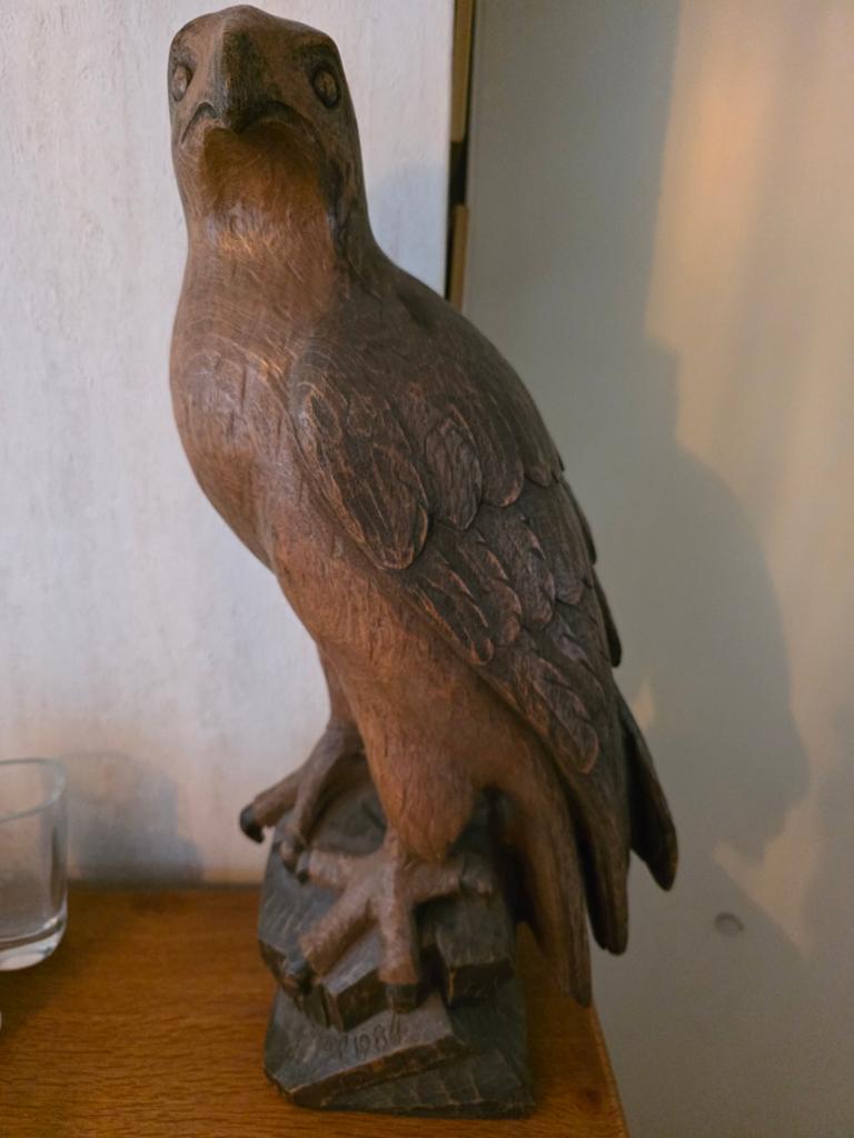 Uniek handgesneden houten beeld van een adelaar, 1984, Handgemaakt, Ophalen of Verzenden, 20 - 50 cm, Beeld