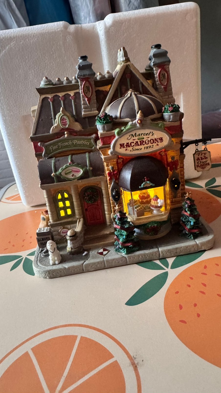 Lemax Marcel’s Macaroons #85385 –RETIRED –Caddington Village, Ophalen of Verzenden, Zo goed als nieuw