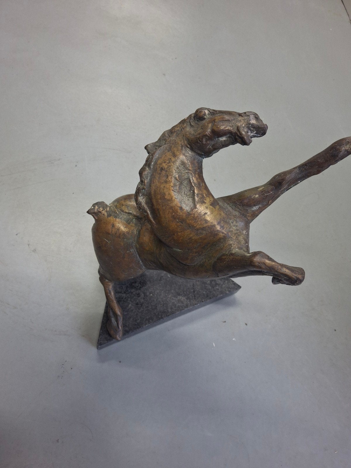 Bronzen beeld 'Steigerend Paard' van Jos Dirix (1994), Ophalen