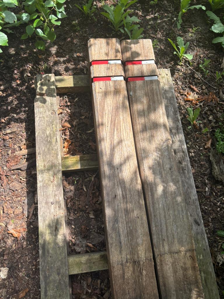 Twee hardhouten Diamantkoppalen 1,40 mtr, Ophalen, Gebruikt, Palen, Hardhout