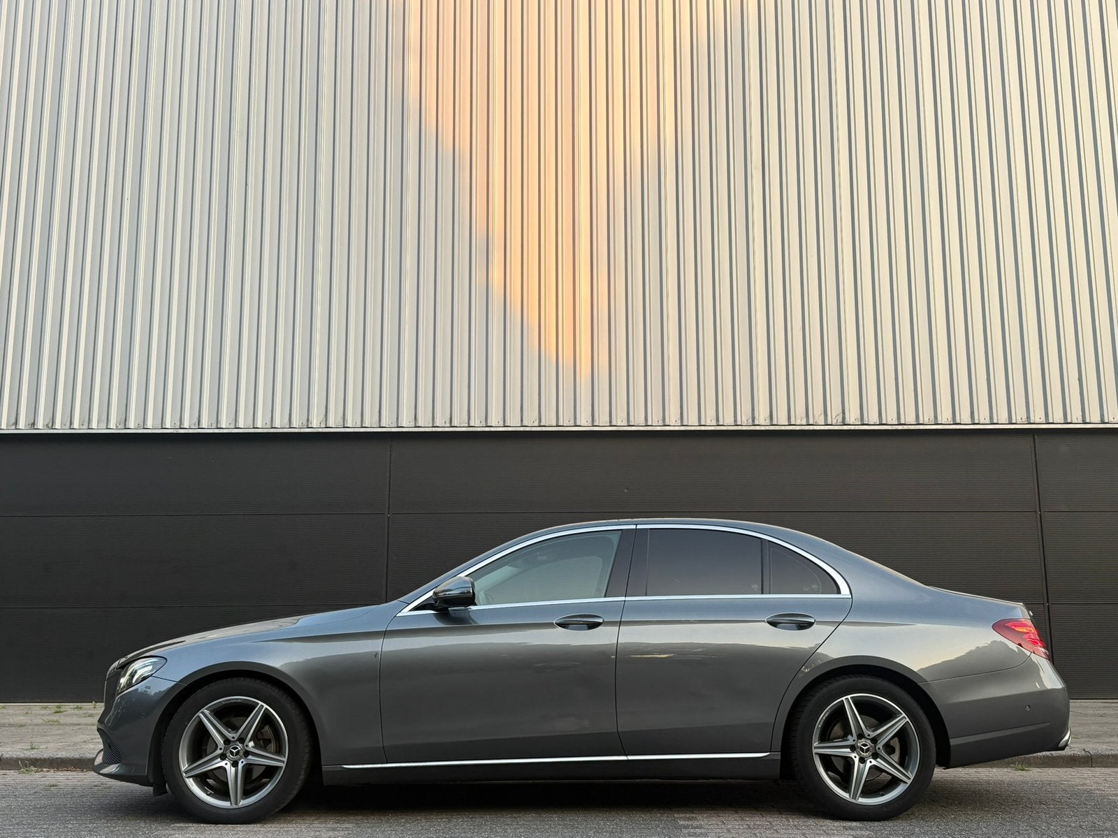 Mercedes-Benz E-klasse 200d Avantgarde / Burmester / AMG, Auto's, Automaat, Achterwielaandrijving, 4 cilinders, Origineel Nederlands