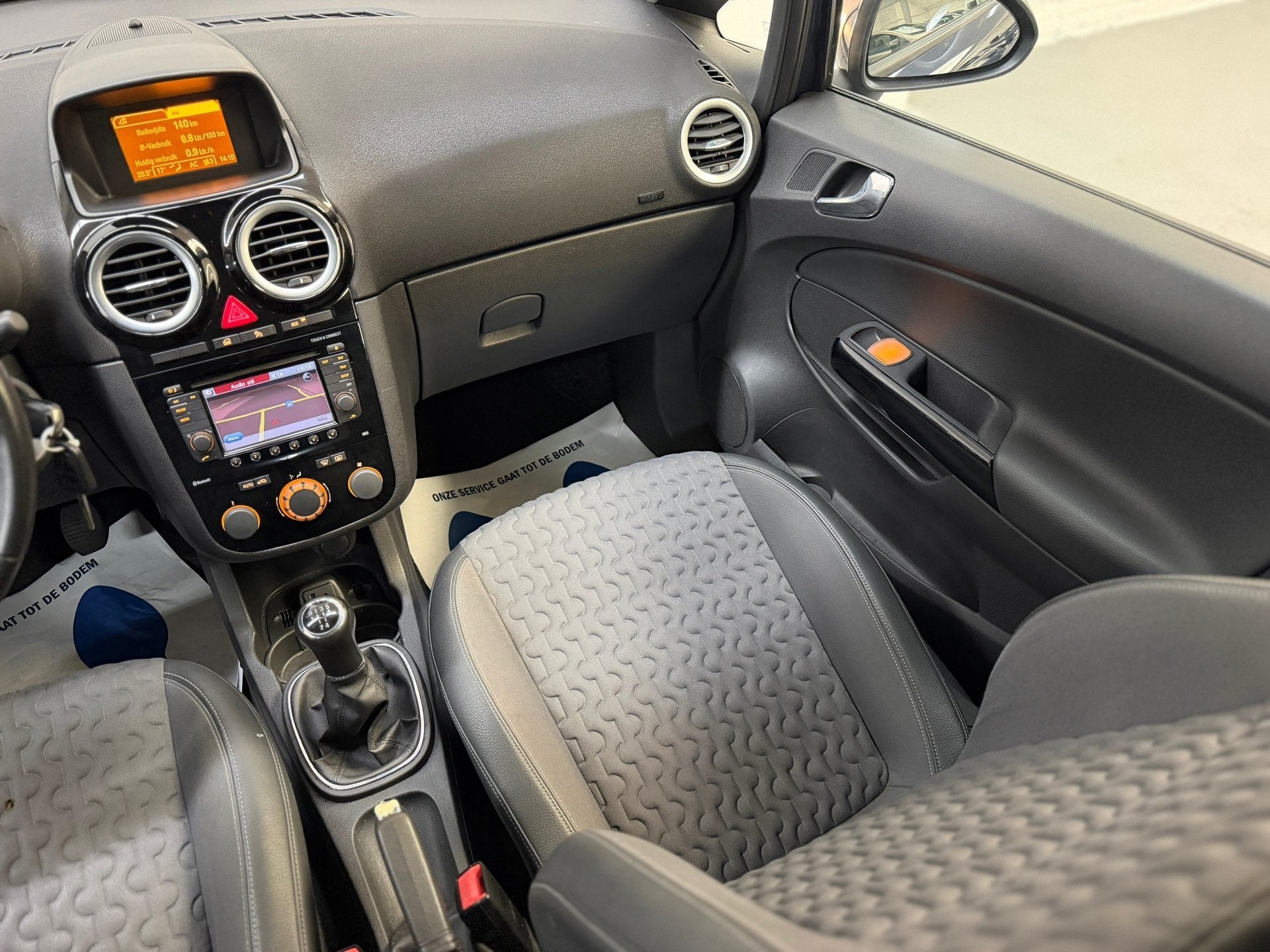 Foto 22 van Opel Corsa 1.4-16V Cosmo Navi Cruise NL Auto
