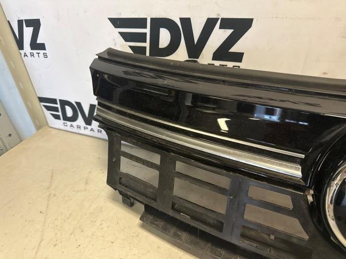 Grille van een Volkswagen Multivan T7, Gebruikt, -, Volkswagen, -