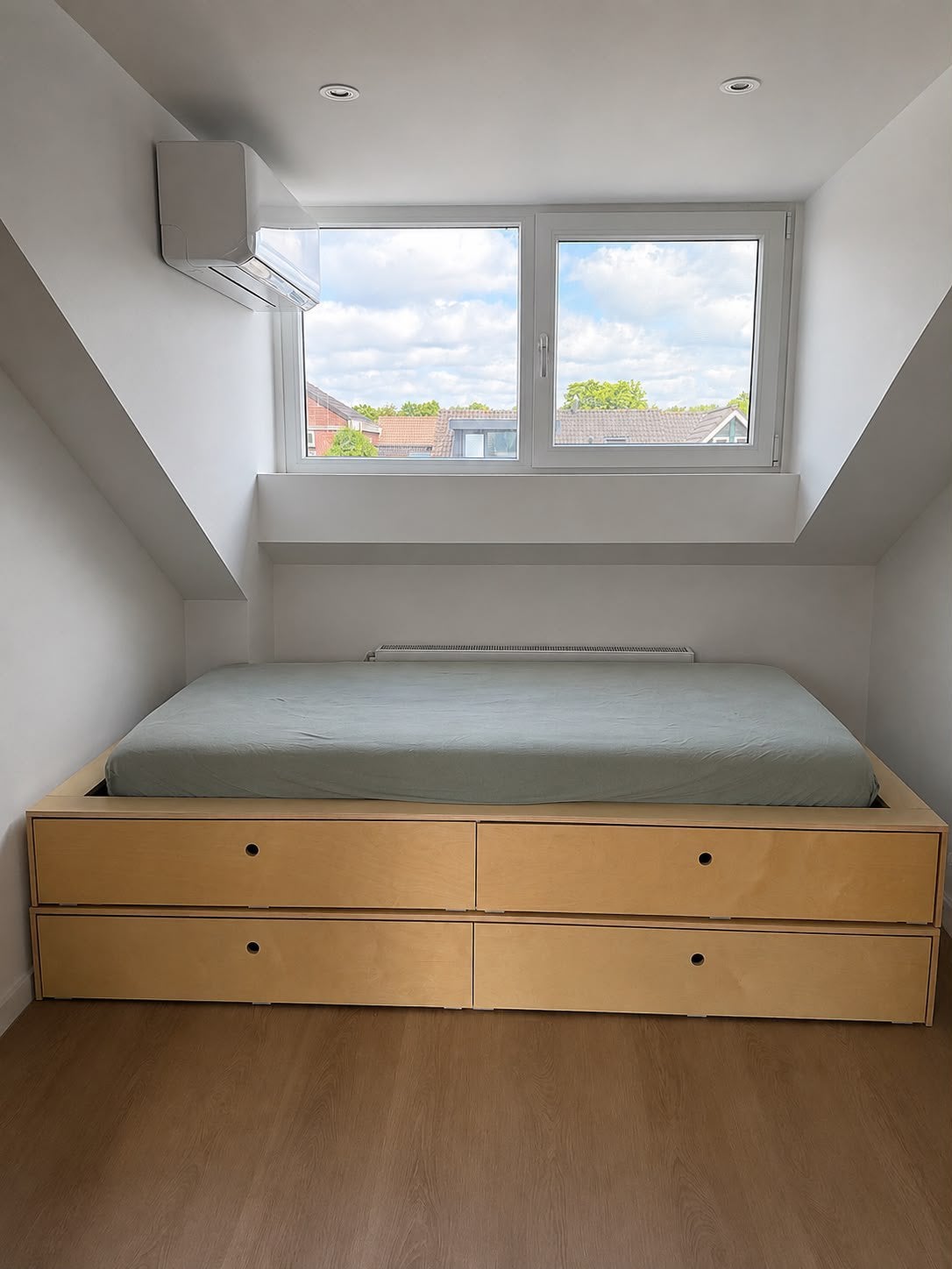 Bed met 2 laden. Zie besch. Op de foto 2 en 1 is verkocht, Ophalen, Zo goed als nieuw, Eenpersoons