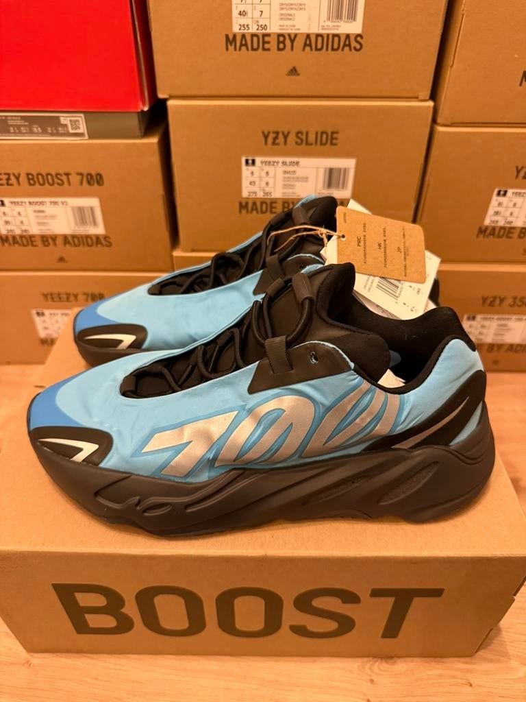 Yeezy 700 MNVN Maat 42 Deadstock, Ophalen of Verzenden, Zo goed als nieuw, Hardloopschoenen, Overige merken