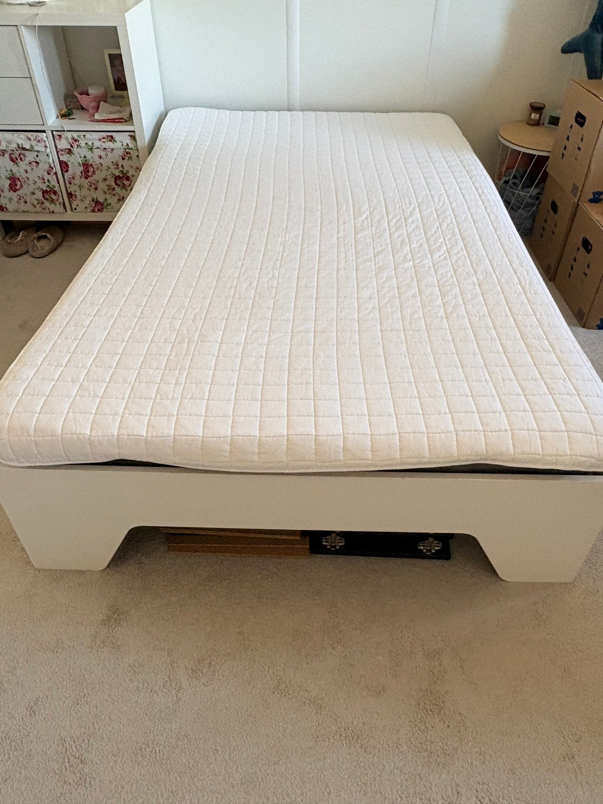 Bed 1.20 x 2.00 met wit houten ombouw en , 35 cm hoog., Ophalen, Wit, Zo goed als nieuw, Twijfelaar