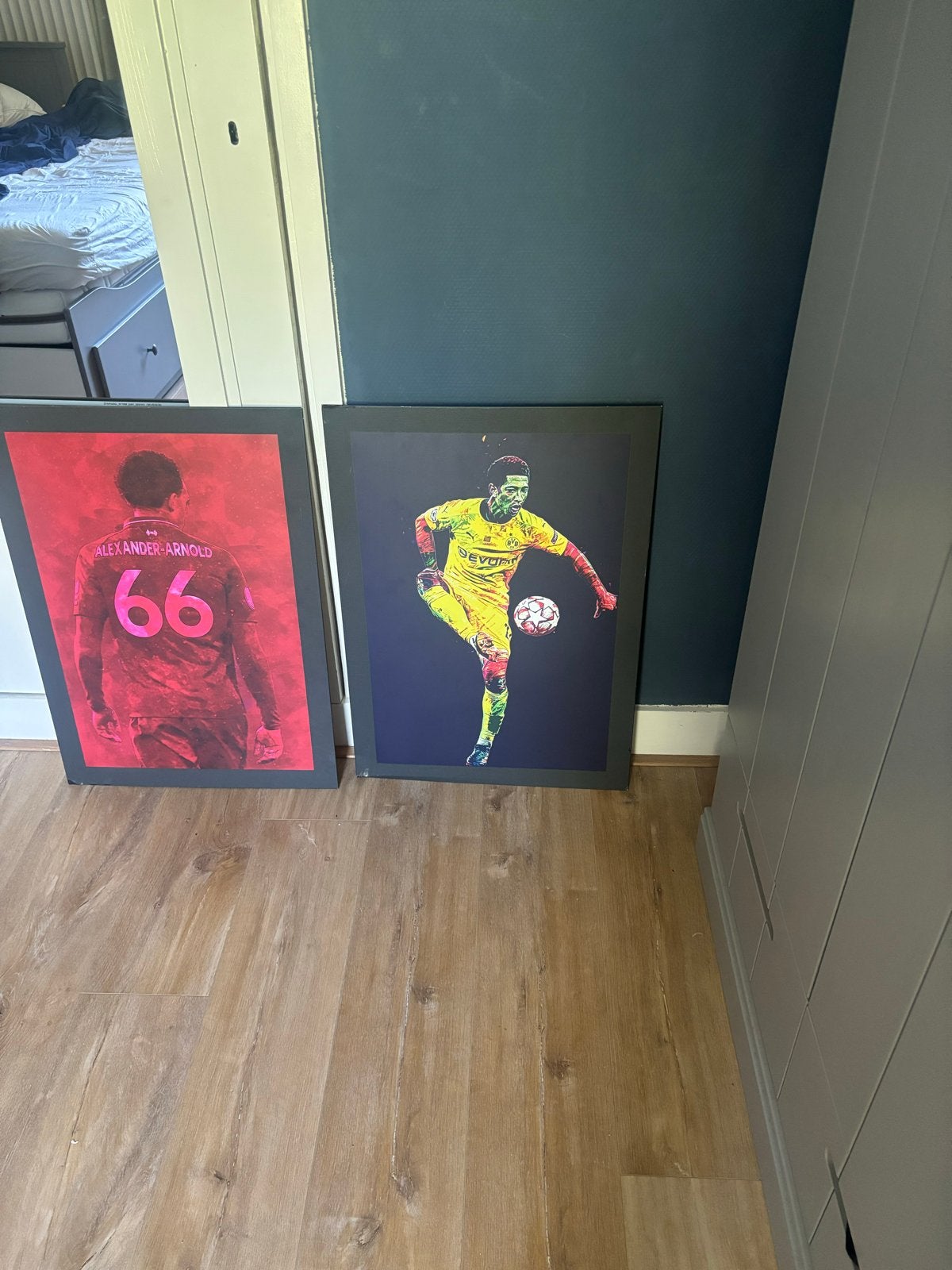 Voetbal Posters: Alexander-Arnold & Borussia Dortmund Speler, Ophalen, 50 – 75, Zo goed als nieuw, Foto of Poster