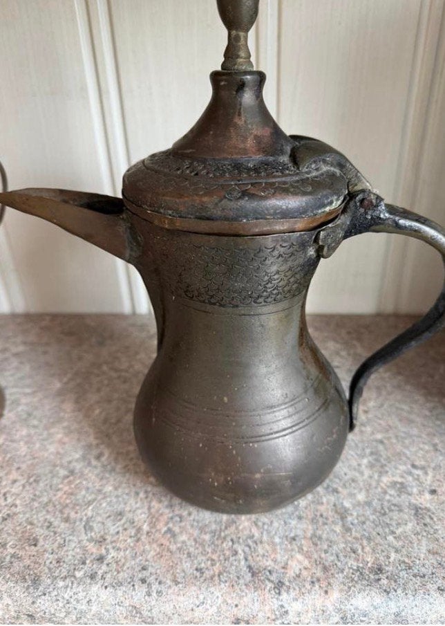 Antieke dallah koffie pot, Ophalen