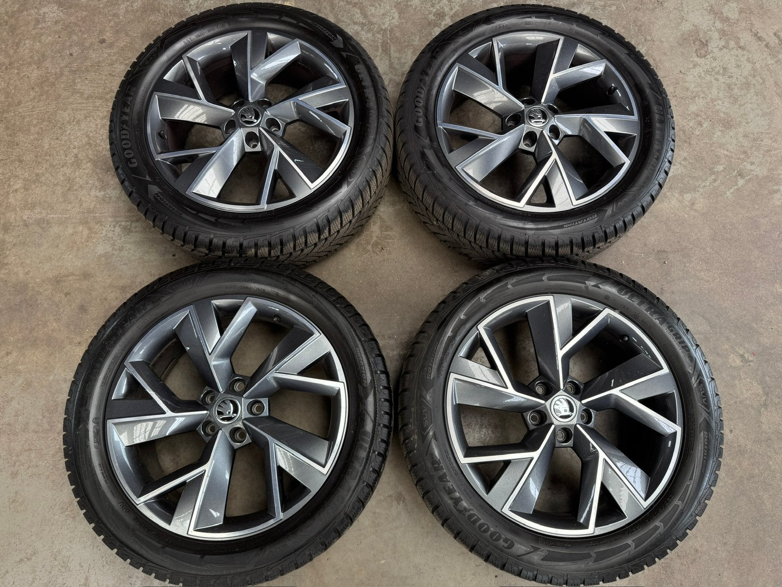 19” Skoda Kodiaq velgen met Goodyear winterbanden 235 50 19, Auto-onderdelen, Banden en Velgen, Gebruikt, Banden en Velgen, Winterbanden