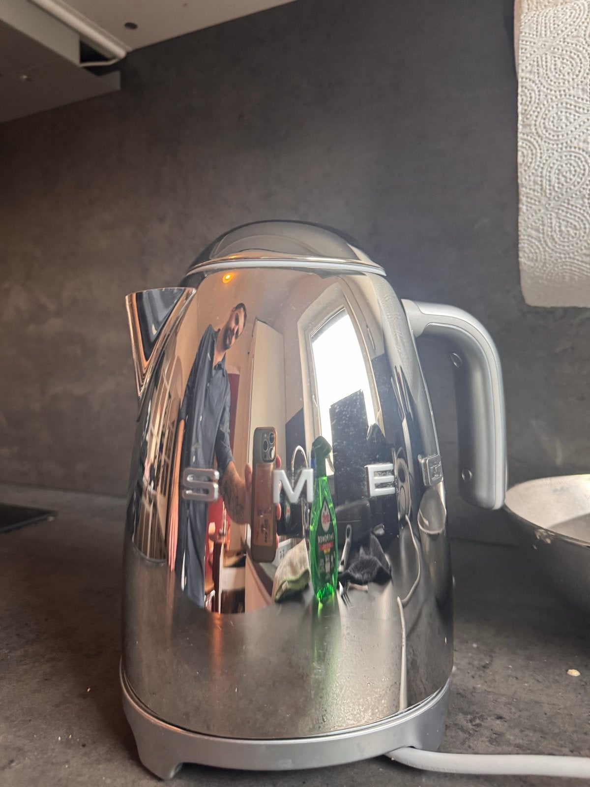 Smeg Waterkoker Chroom - Stijlvol en Functioneel, 1 tot 2 liter, Ophalen of Verzenden, Zo goed als nieuw, Draadloos