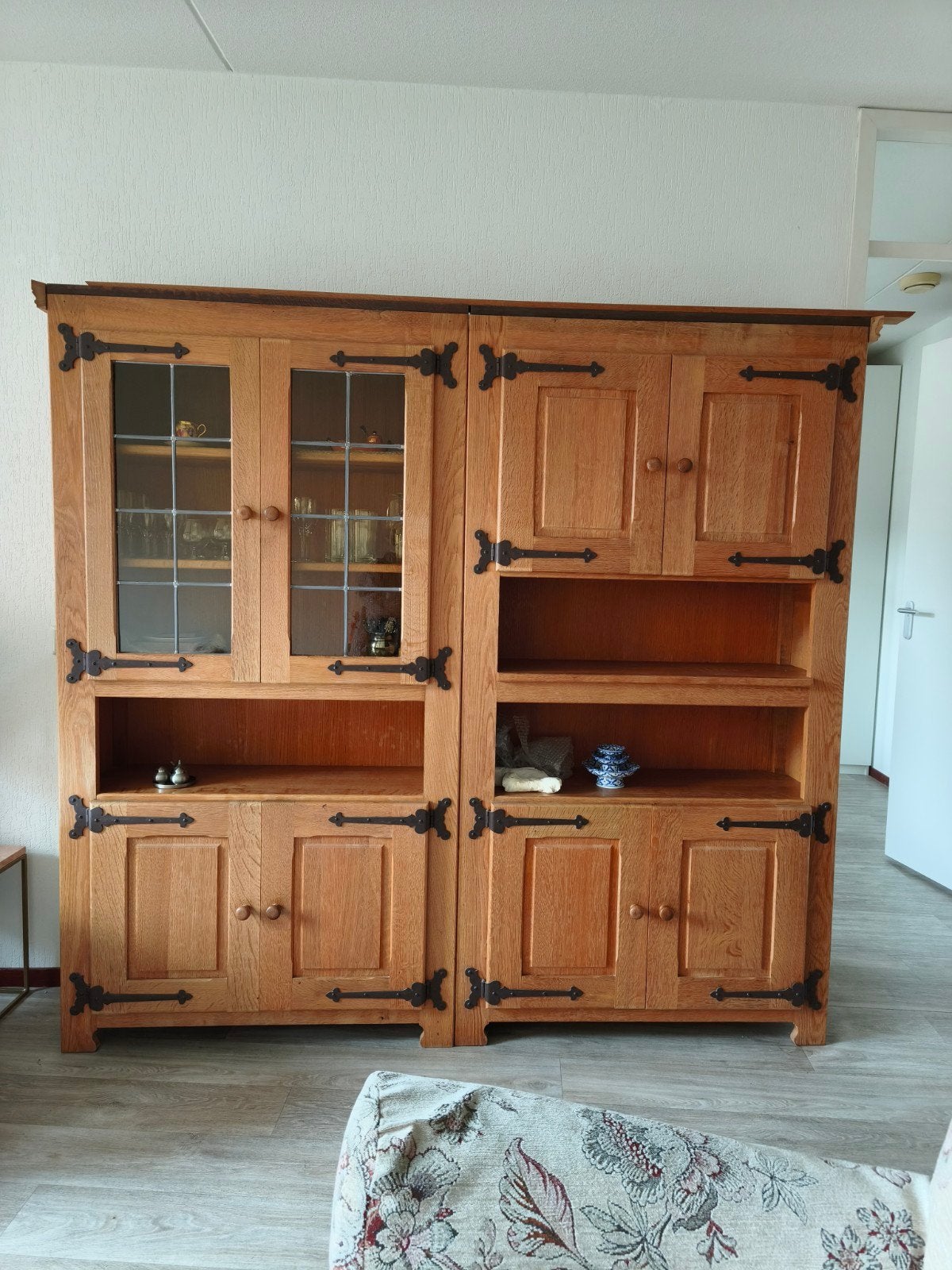Foto 2 van Eikenhouten servieskast