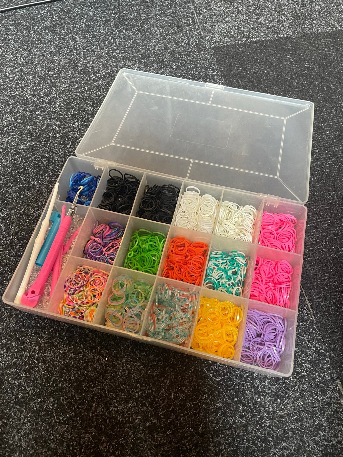 Loom bands set met opbergdoos en haaknaalden, Ophalen of Verzenden, Gebruikt, Knutselen