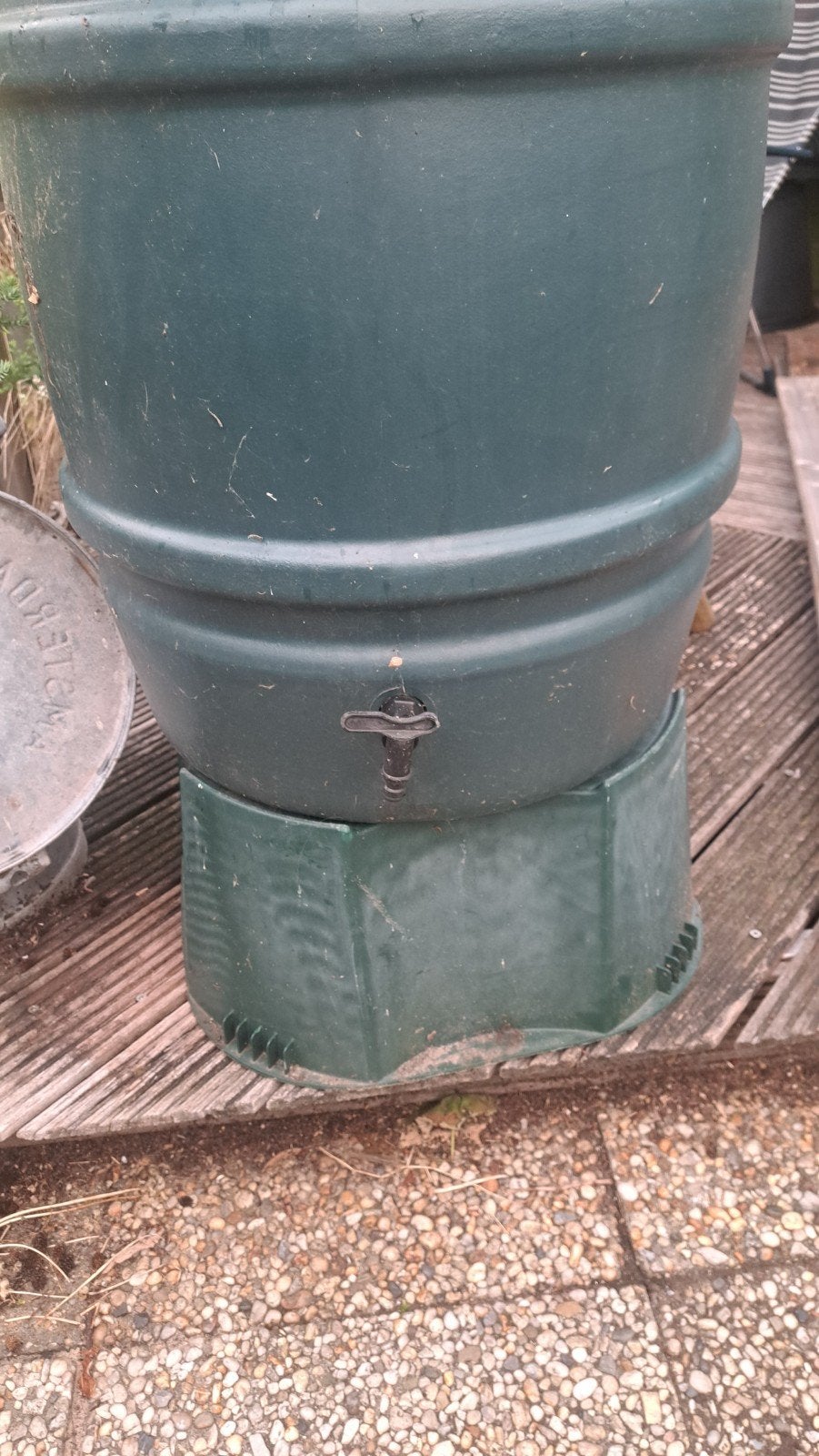 Regenton met kraantje en verhoging,+/_150 liter, Ophalen, Met kraantje
