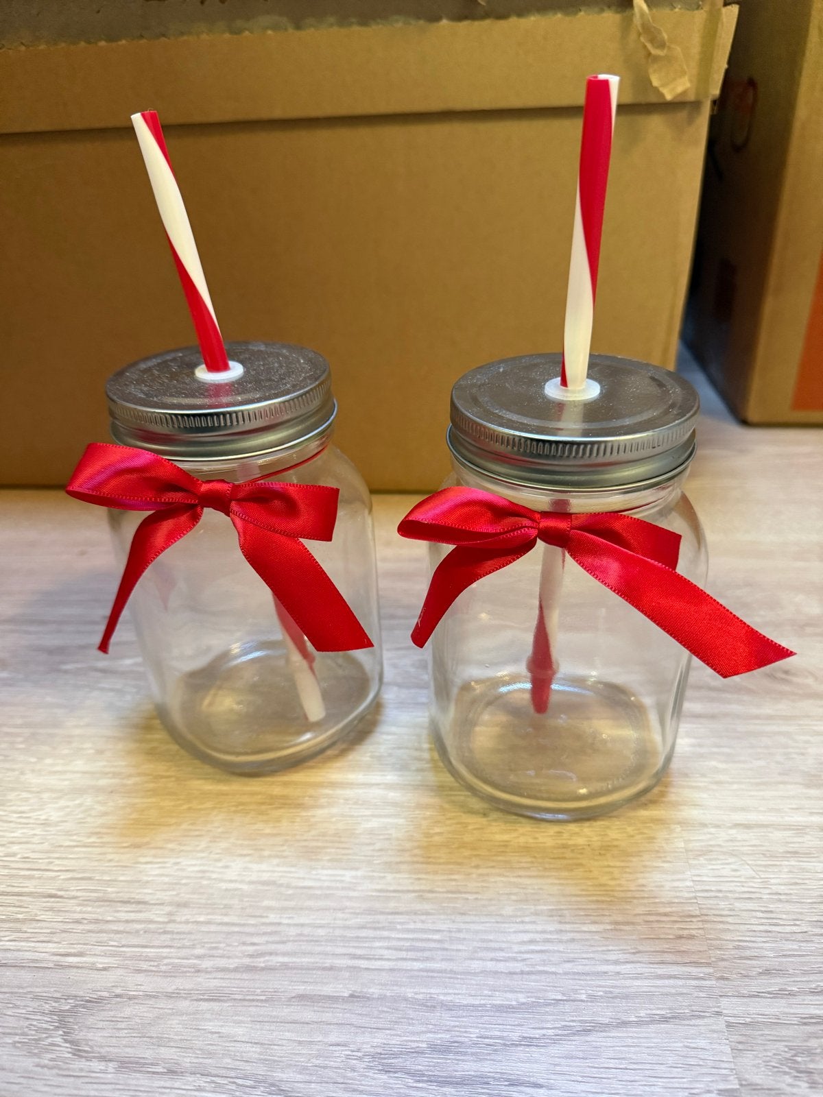 Mason Jar drinkbekers met rietje en rood lint (2 stuks), Ophalen of Verzenden, Zo goed als nieuw, Overige merken, Glas