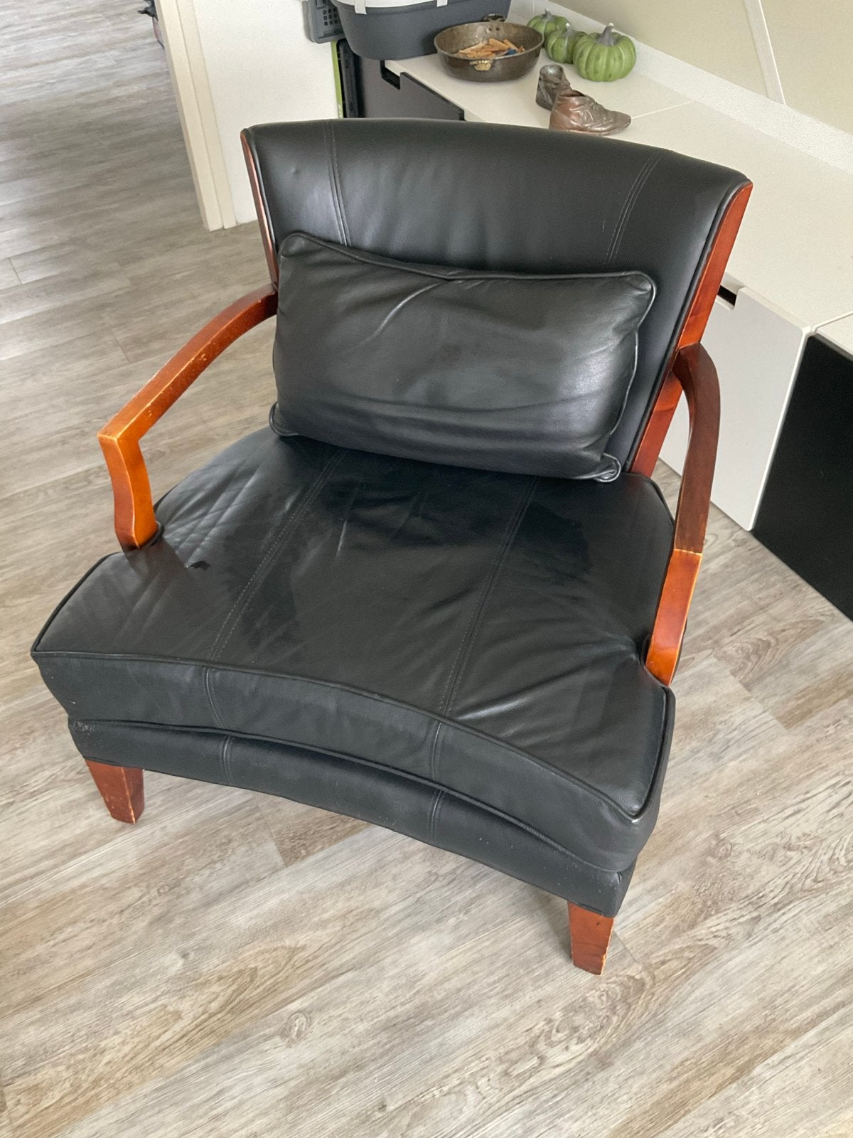 Leren fauteuil met houten armleuningen, Huis en Inrichting, Fauteuils, Ophalen, Gebruikt, 75 tot 100 cm, Love seat