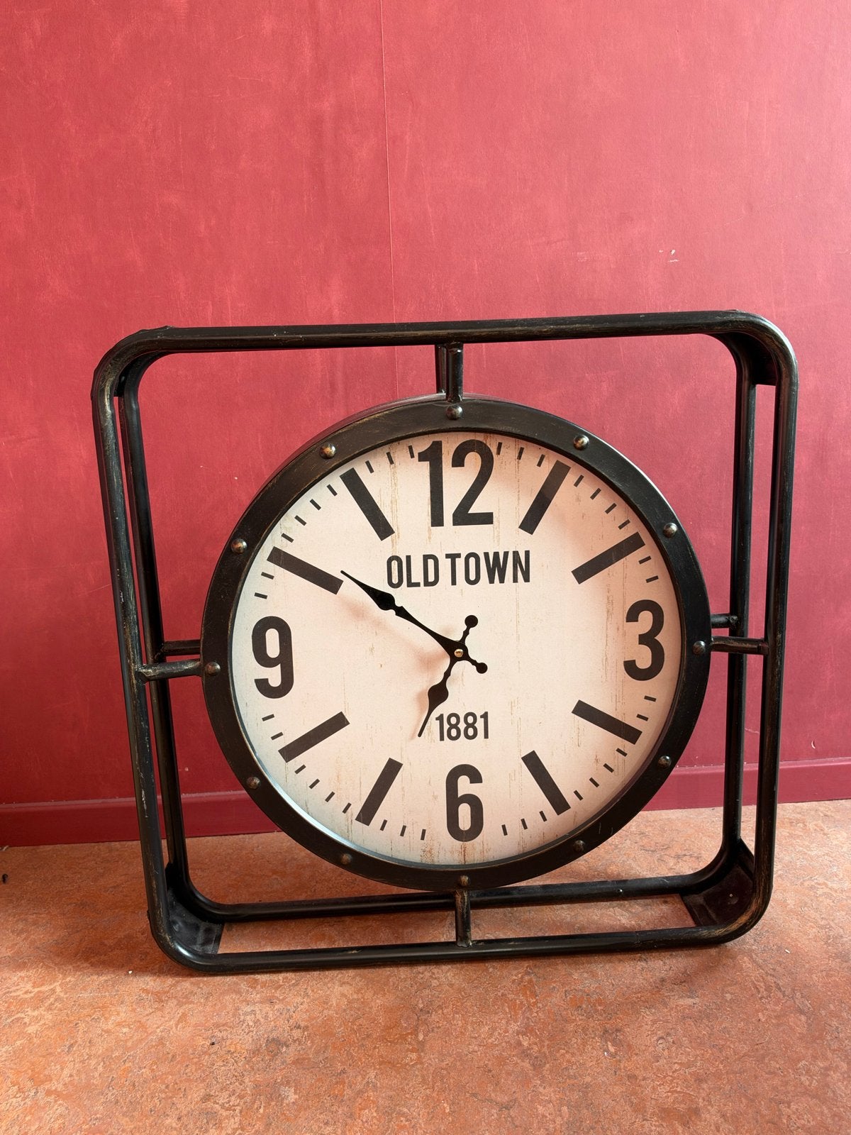 Industriële Wandklok 'Old Town' - Zwart Metaal, Huis en Inrichting, Ophalen, Wandklok, Analoog, Zo goed als nieuw