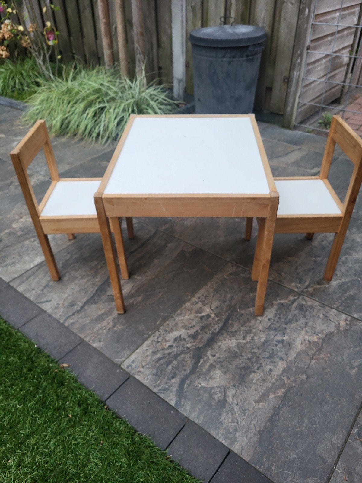 kindertafel en 2 stoeltjes, Kinderen en Baby's, Kinderkamer | Tafels en Stoelen, Ophalen, Gebruikt, Tafel(s) en Stoel(en)