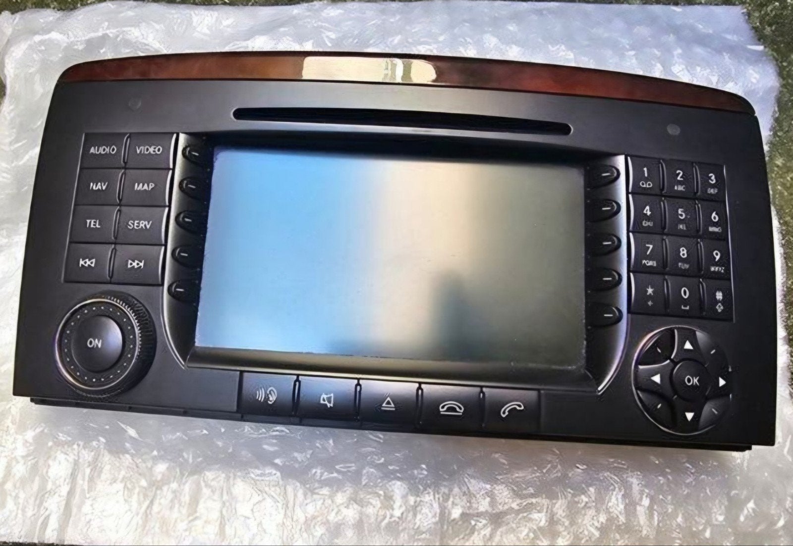 Mercedes-Benz Audio 20 /COMAND head unit het schermgedeelte., Ophalen