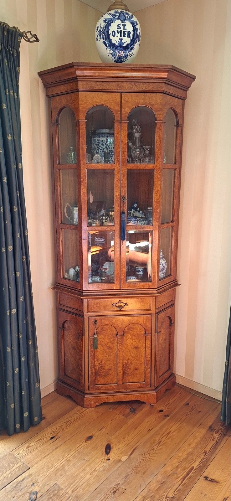 Antieke hoekkast van wortelnotenhout met glazen deuren, Antiek en Kunst, Ophalen of Verzenden
