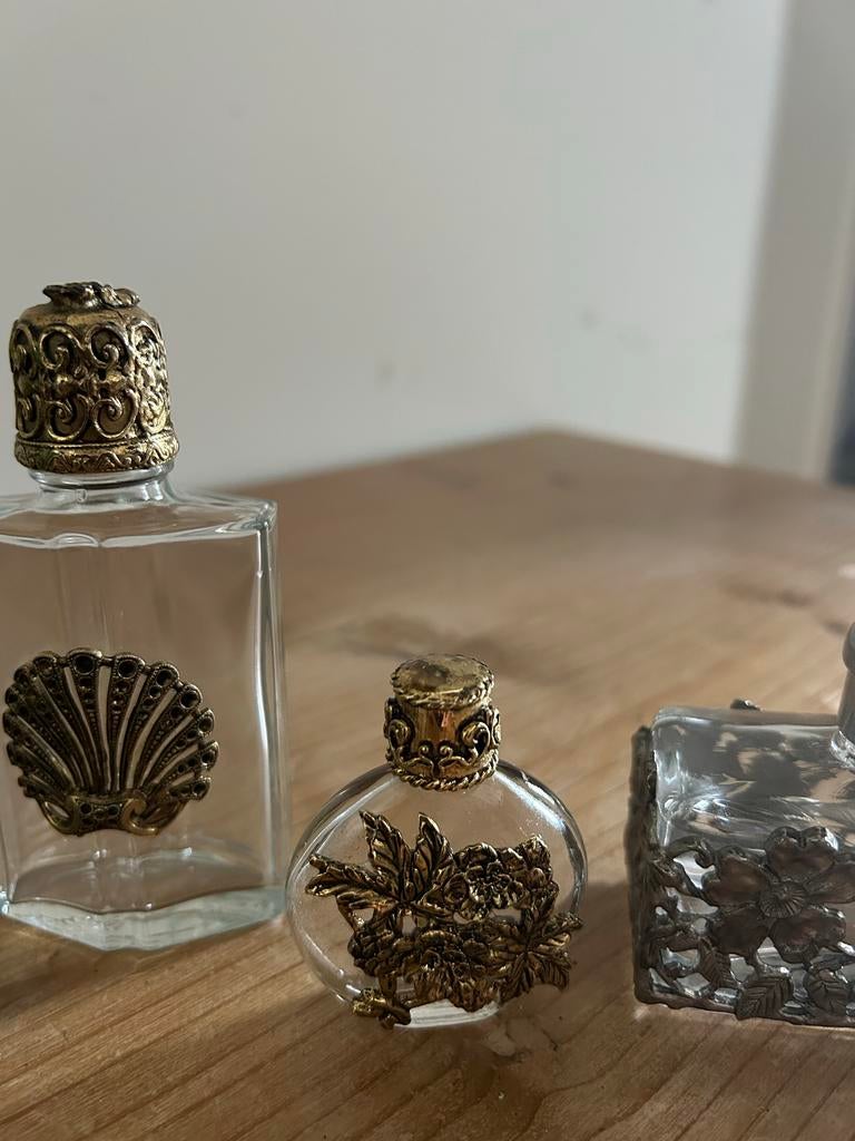 4 Oude Kristallen Parfumflesjes met Tinnen en Goudkleurige D, Ophalen of Verzenden