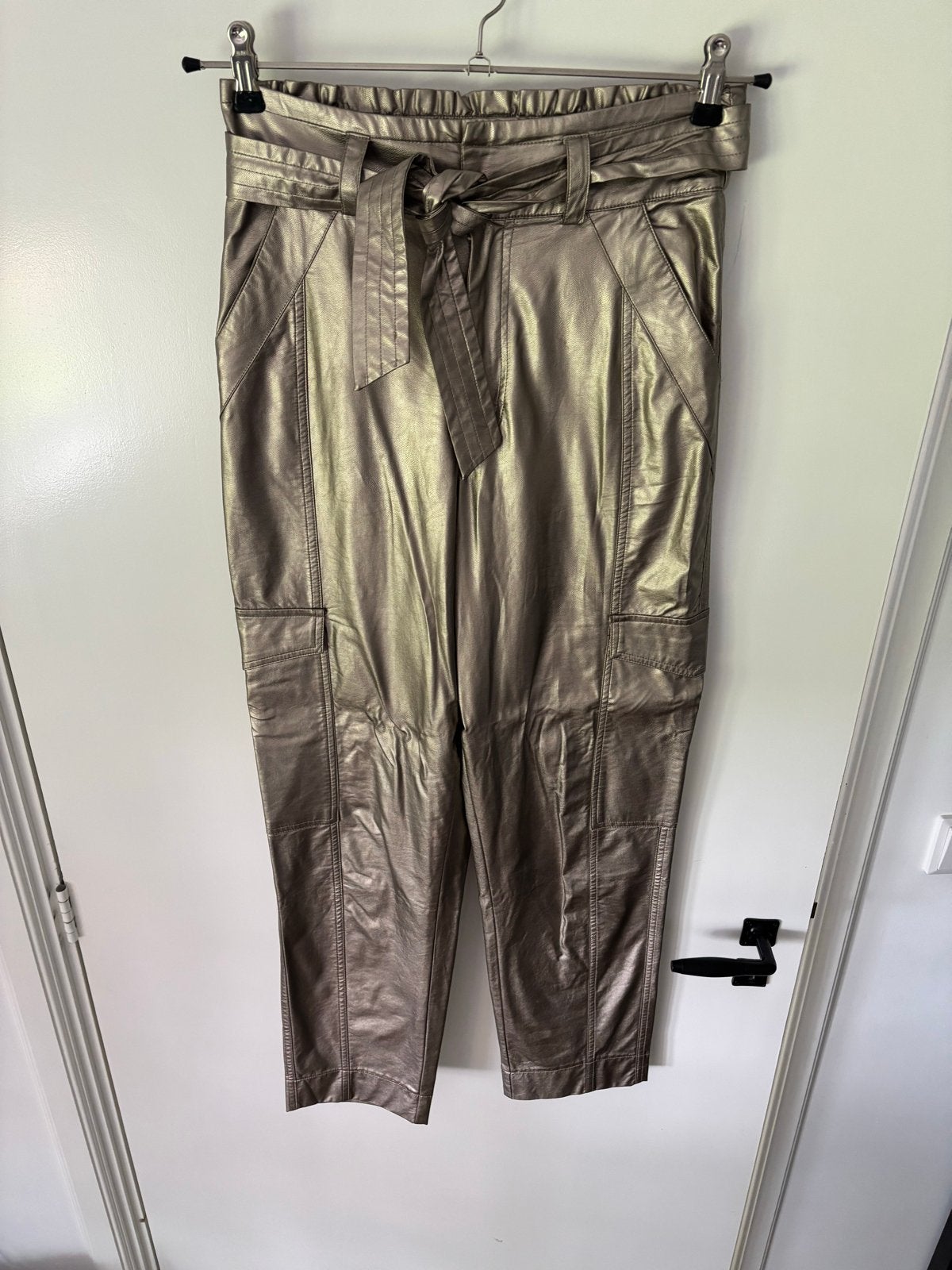 Aiko Amsterdam goudkleurige broek maat XS, Ophalen, Zo goed als nieuw, Maat 34 (XS) of kleiner, Lang